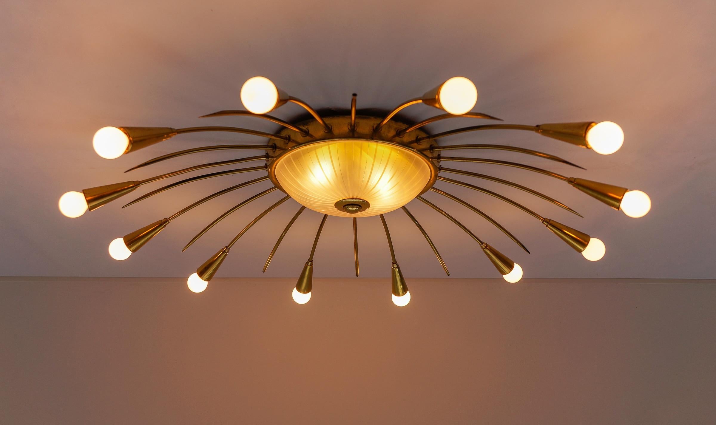Grande lampe Sputnik Modern à 12 bras en laiton et verre, Allemagne, années 1950 en vente 5