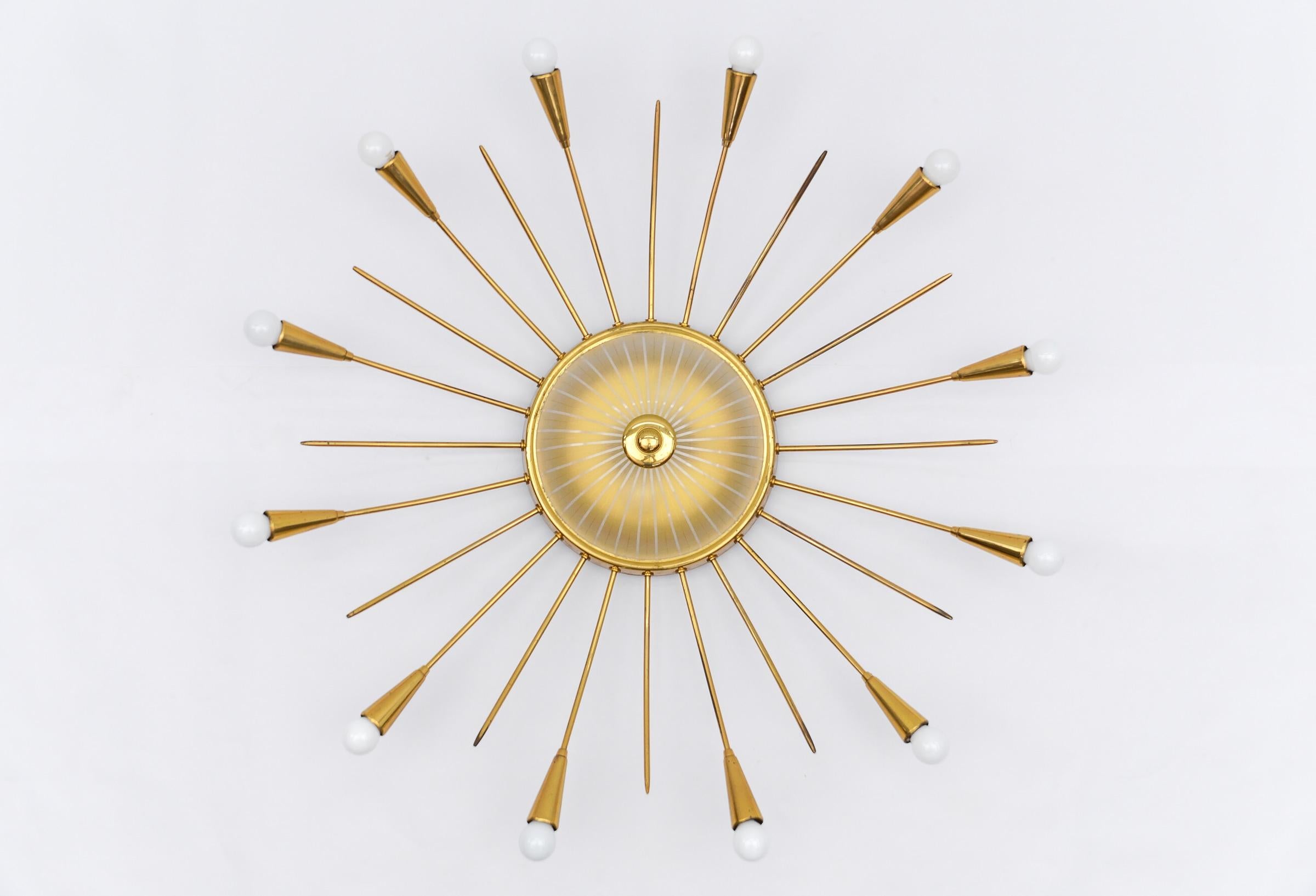 Grande lampe Sputnik Modern à 12 bras en laiton et verre, Allemagne, années 1950

Rares et élégantes lampes Sputnik du milieu du siècle dernier, années 1950, Allemagne. Exécuté en métal laqué et en laiton.

La lampe est exécutée avec 12 ampoules à
