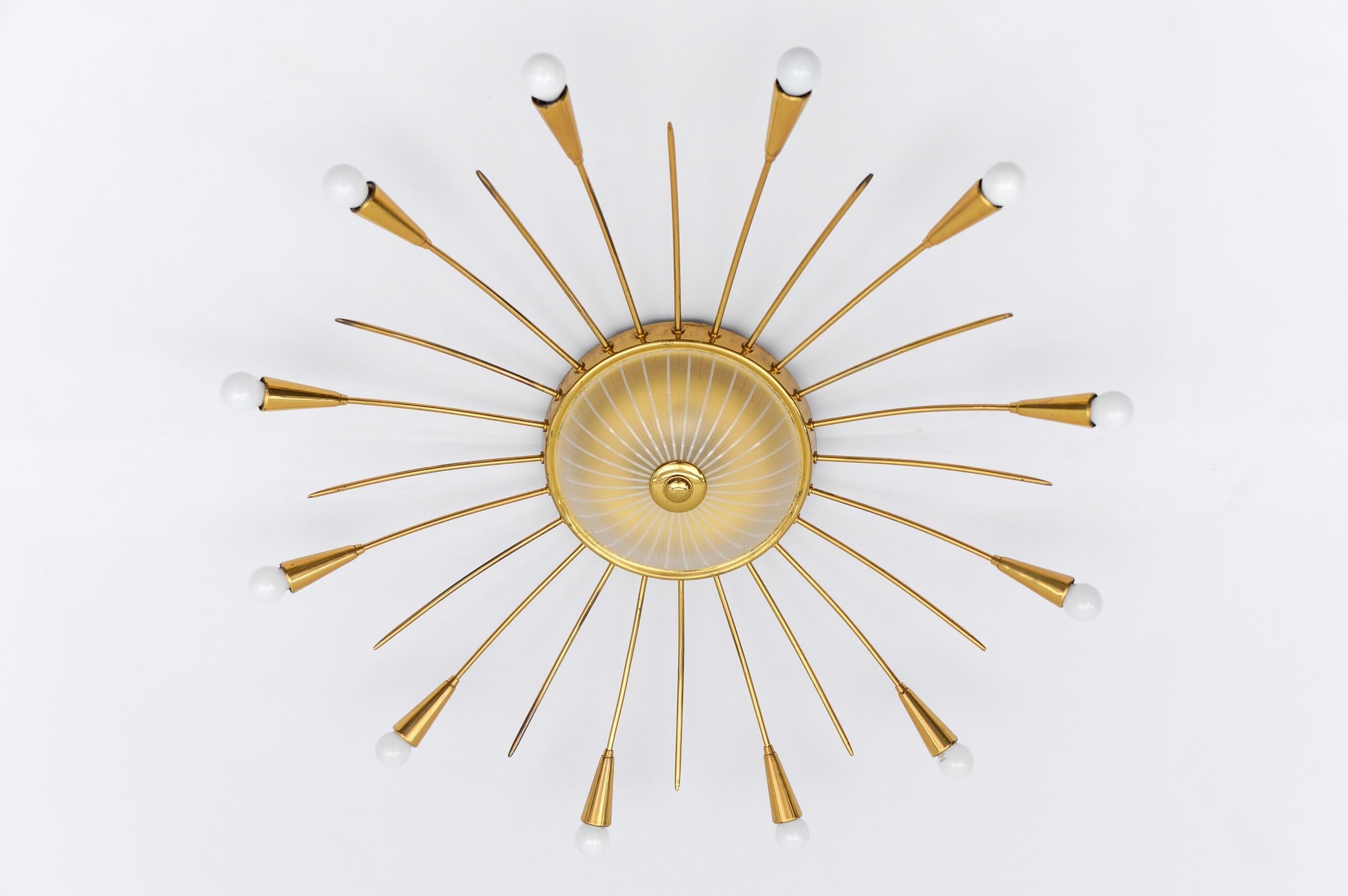 Mid-Century Modern Grande lampe Sputnik Modern à 12 bras en laiton et verre, Allemagne, années 1950 en vente