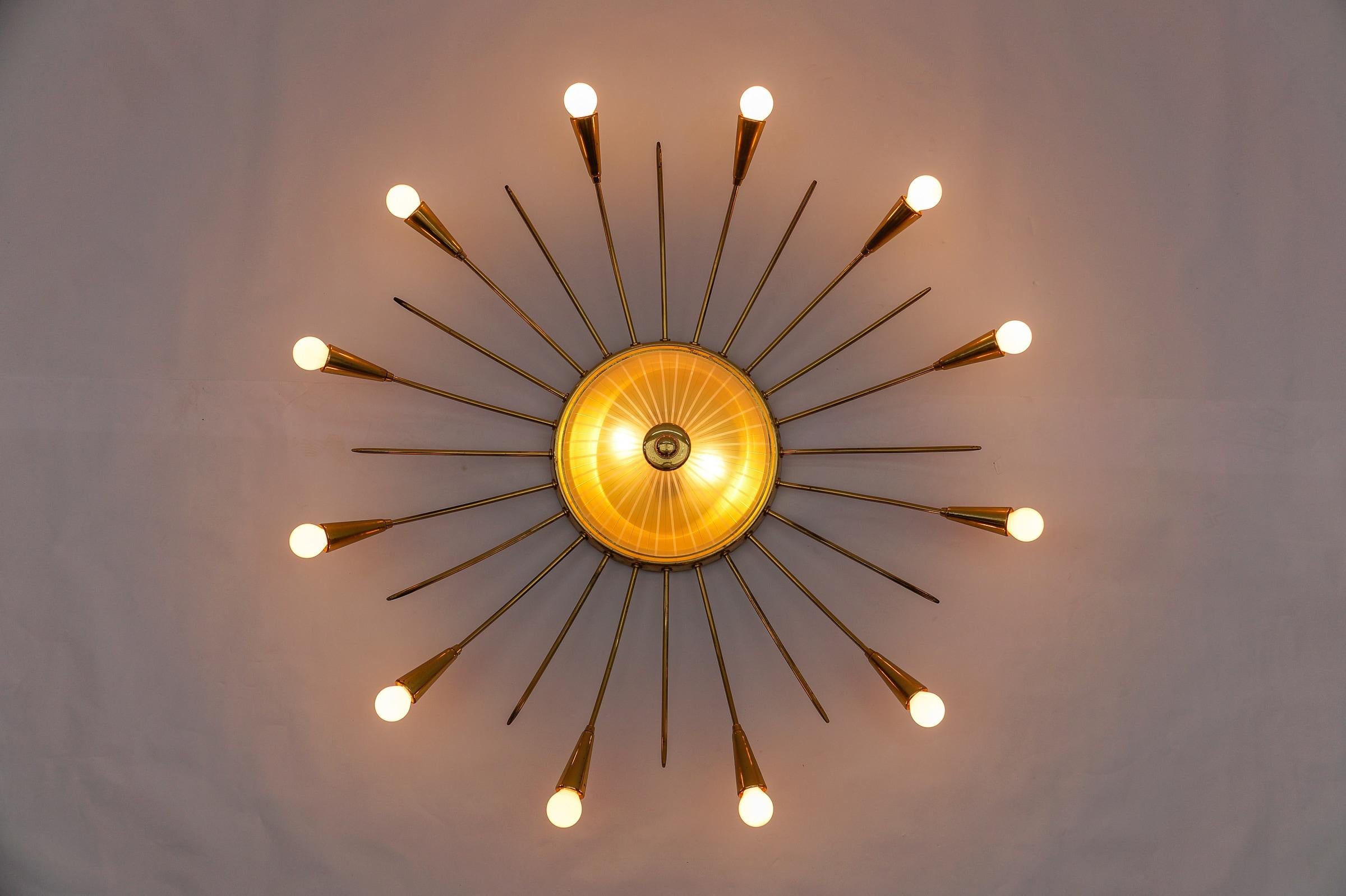 Allemand Grande lampe Sputnik Modern à 12 bras en laiton et verre, Allemagne, années 1950 en vente