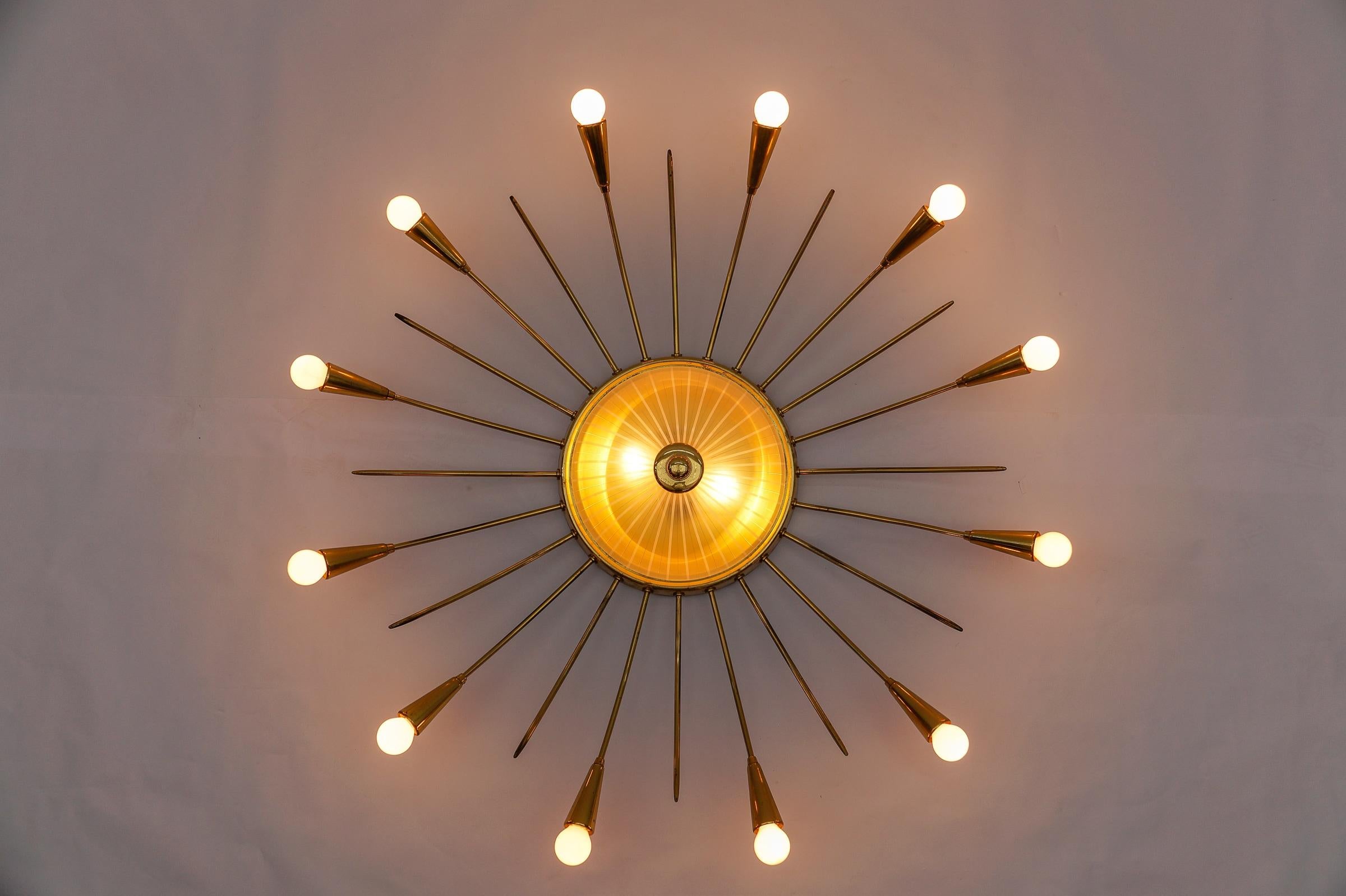 Grande lampe Sputnik Modern à 12 bras en laiton et verre, Allemagne, années 1950 Bon état - En vente à Nürnberg, Bayern