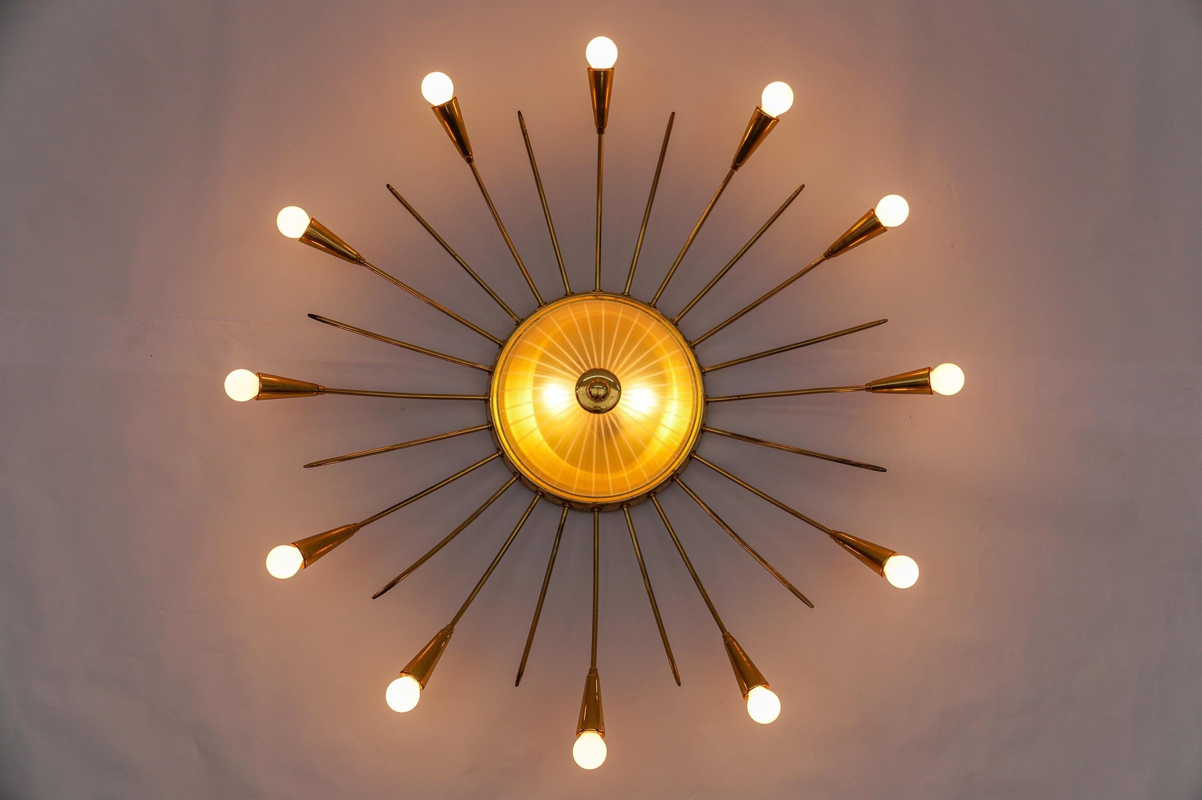 Milieu du XXe siècle Grande lampe Sputnik Modern à 12 bras en laiton et verre, Allemagne, années 1950 en vente