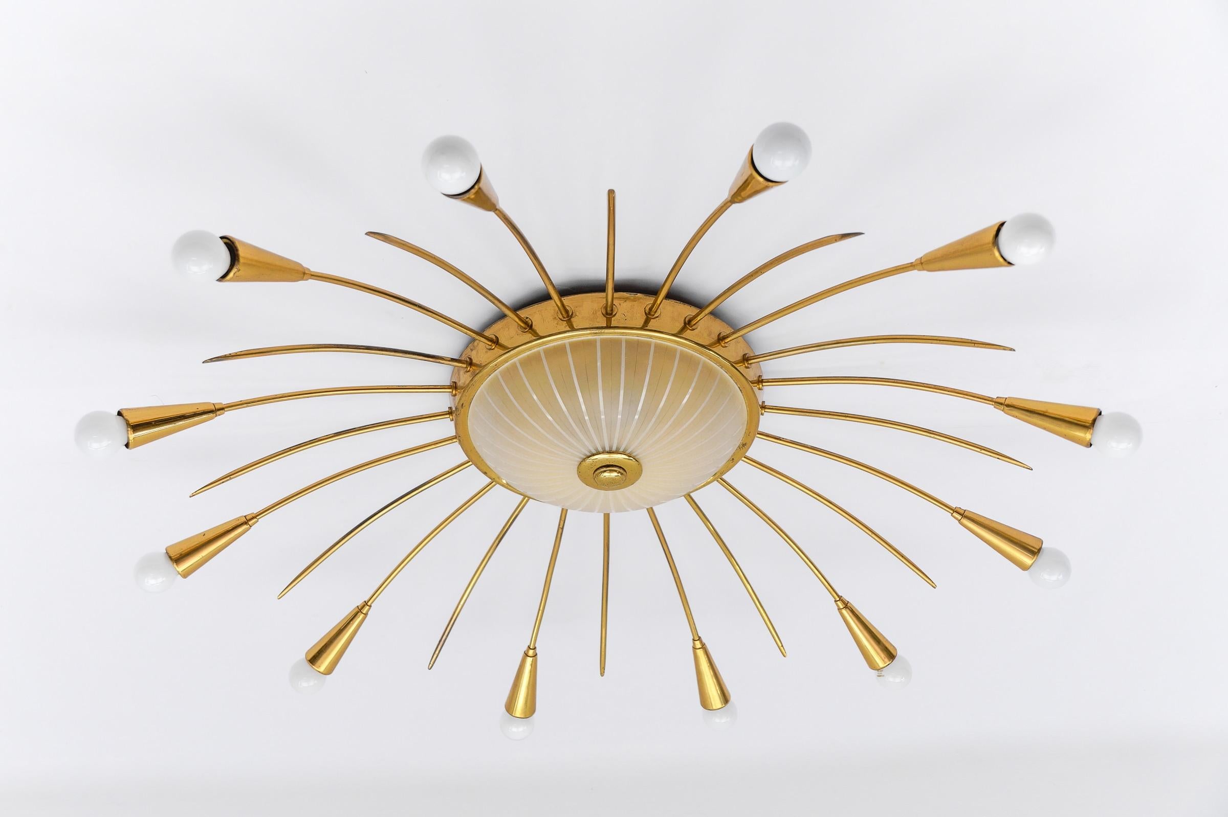 Métal Grande lampe Sputnik Modern à 12 bras en laiton et verre, Allemagne, années 1950 en vente