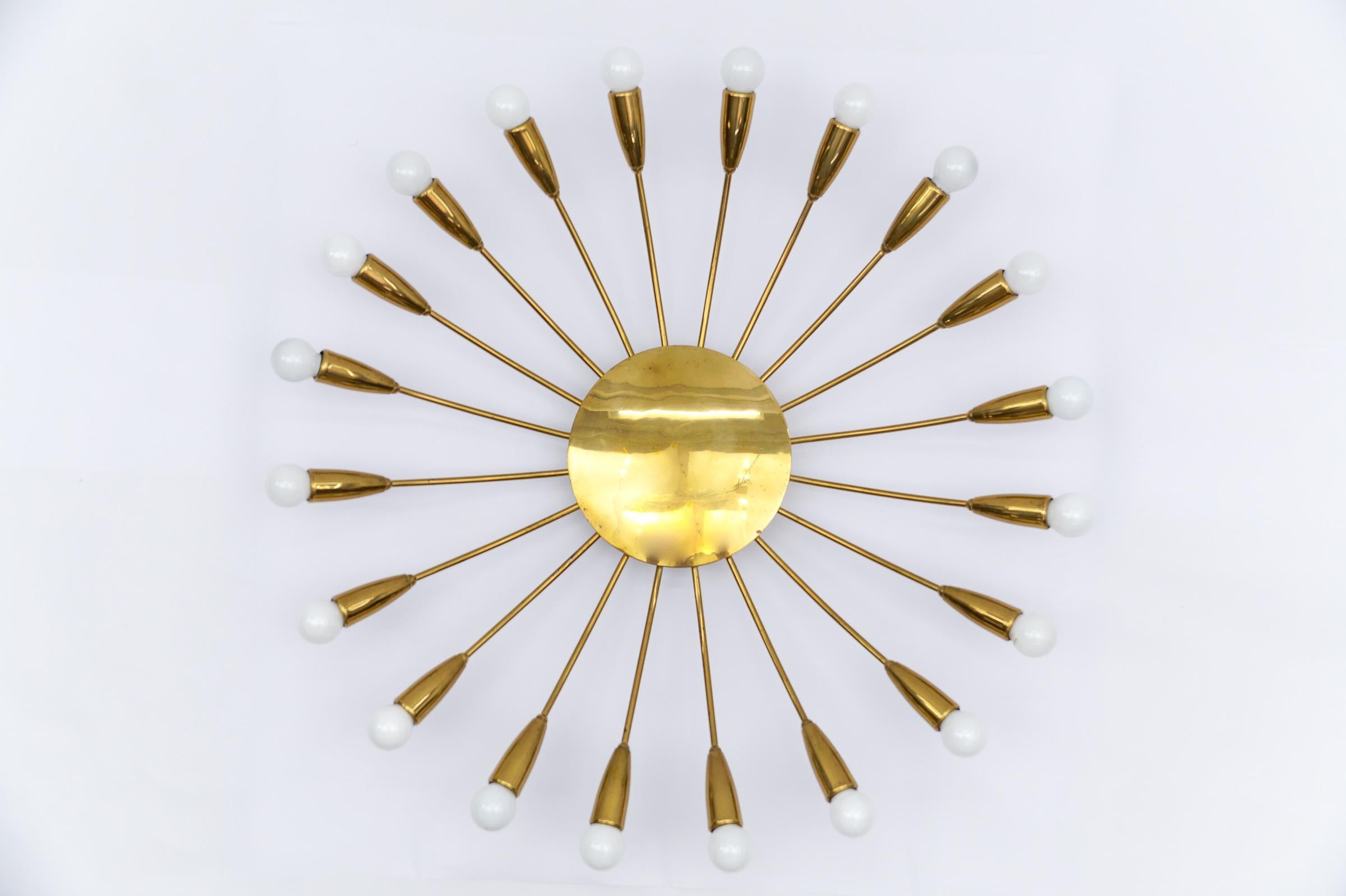 Grande lampada Sputnik Modern a 20 bracci in ottone, Germania, anni '50

Rare ed eleganti lampade Sputnik della metà del secolo scorso, anni '50, Germania. Eseguito in metallo laccato e ottone.

La lampada viene eseguita con 20 lampadine E14 a vite