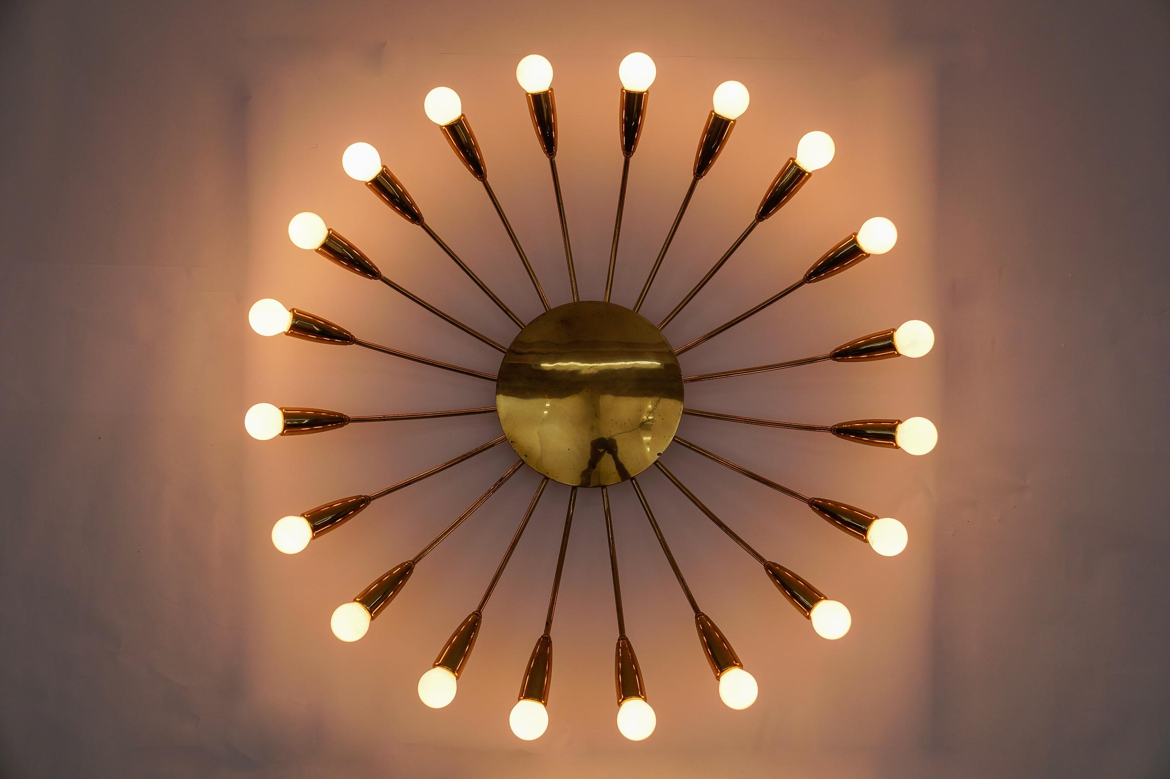 Mid-Century moderno Grande lampada Sputnik Modern a 20 bracci in ottone, Germania, anni '50 in vendita