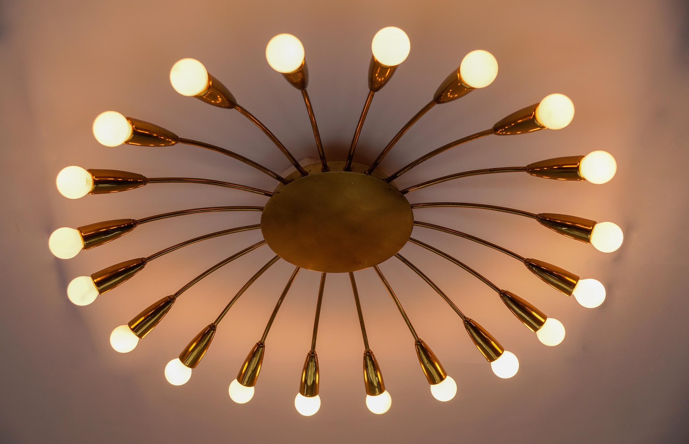 Grande lampada Sputnik Modern a 20 bracci in ottone, Germania, anni '50 In condizioni buone in vendita a Nürnberg, Bayern