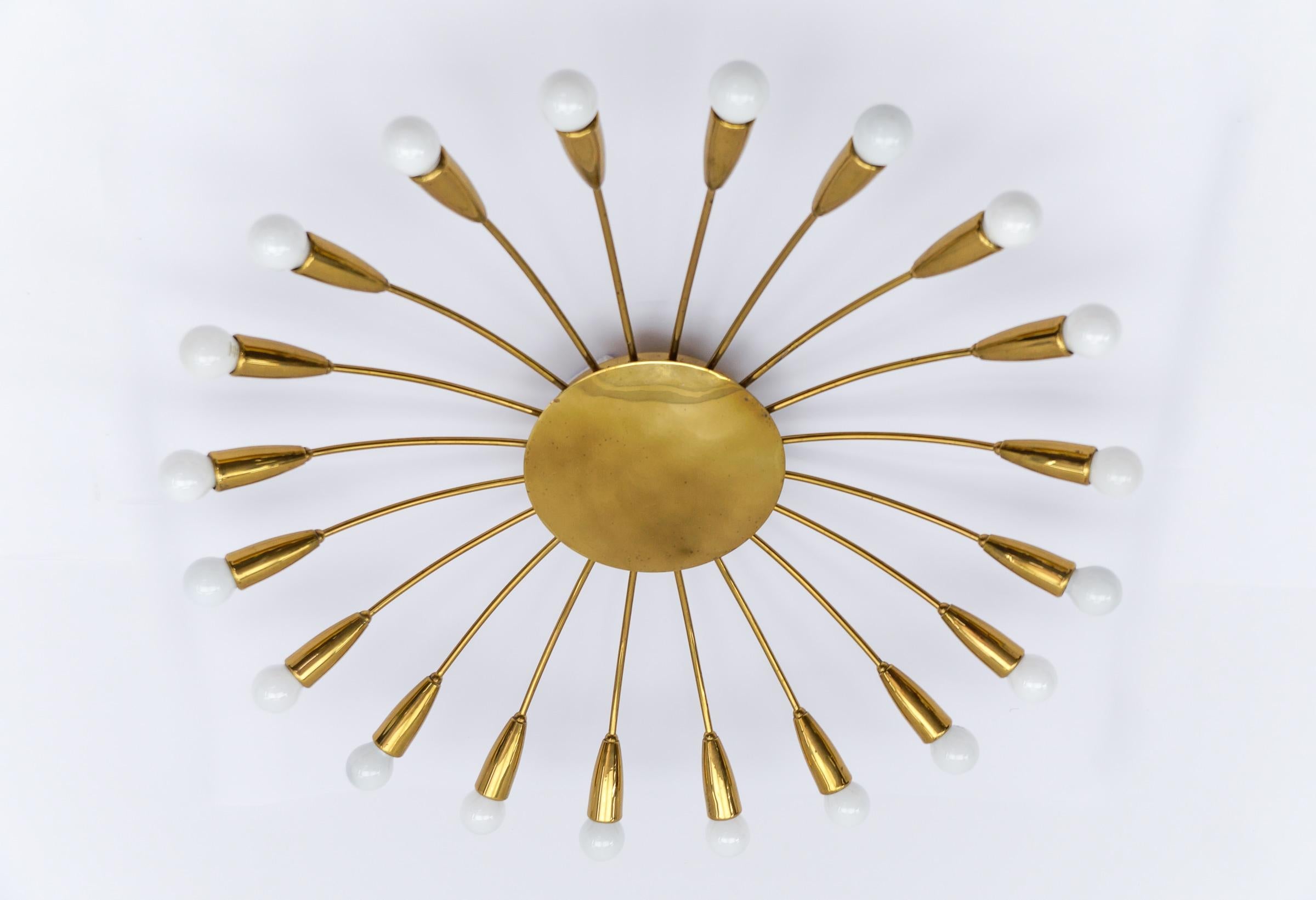 Metà XX secolo Grande lampada Sputnik Modern a 20 bracci in ottone, Germania, anni '50 in vendita