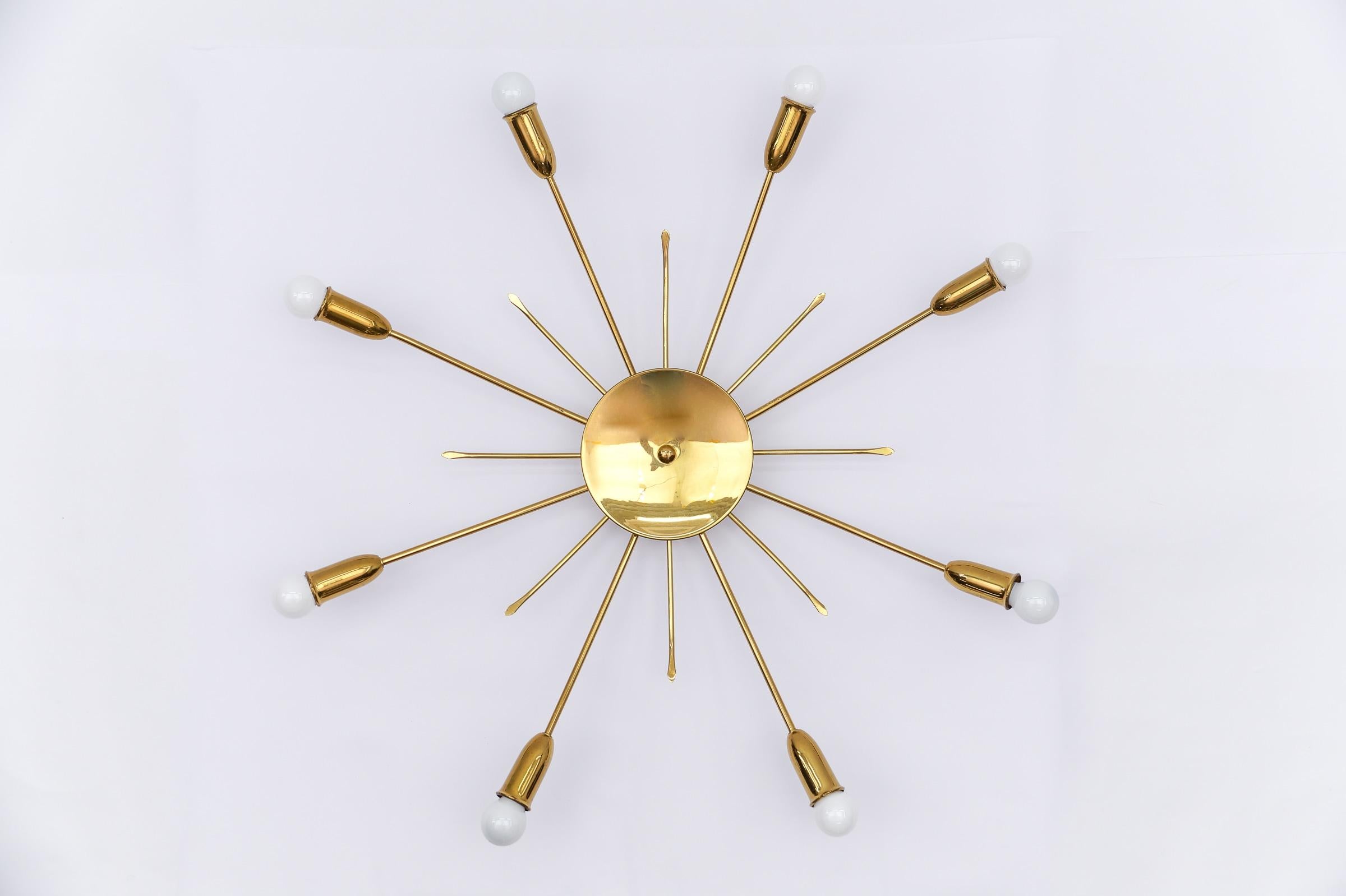Gran lámpara Sputnik de latón de 8 brazos de la modernidad de mediados de siglo, Alemania, años 50

Raras y elegantes lámparas Sputnik de mediados de siglo, años 50, Alemania. Ejecutado en metal lacado y latón.

La lámpara se ejecuta con 8 bombillas