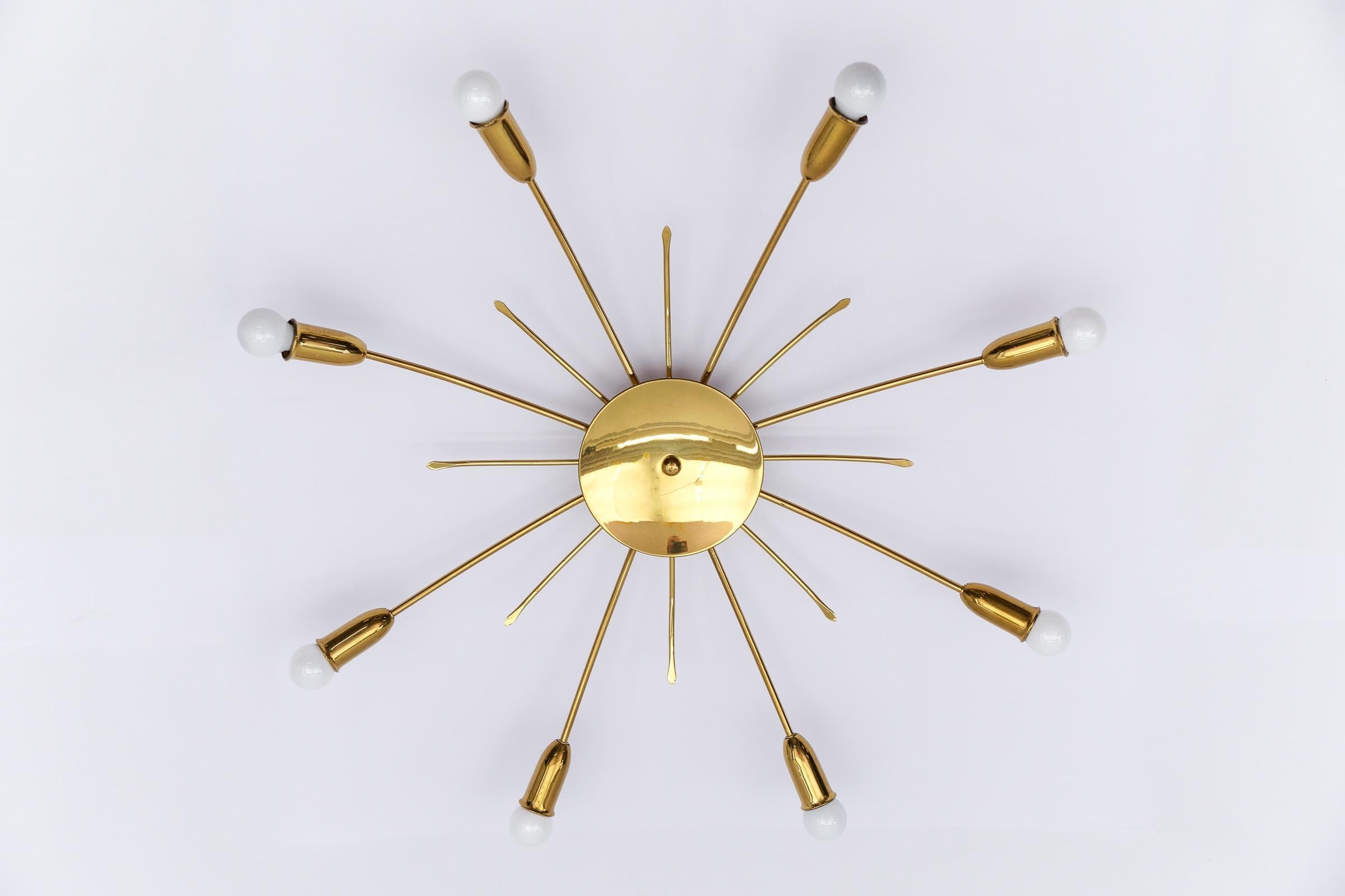 Gran lámpara Sputnik de latón de 8 brazos de la modernidad de mediados de siglo, Alemania, años 50 Moderno de mediados de siglo en venta