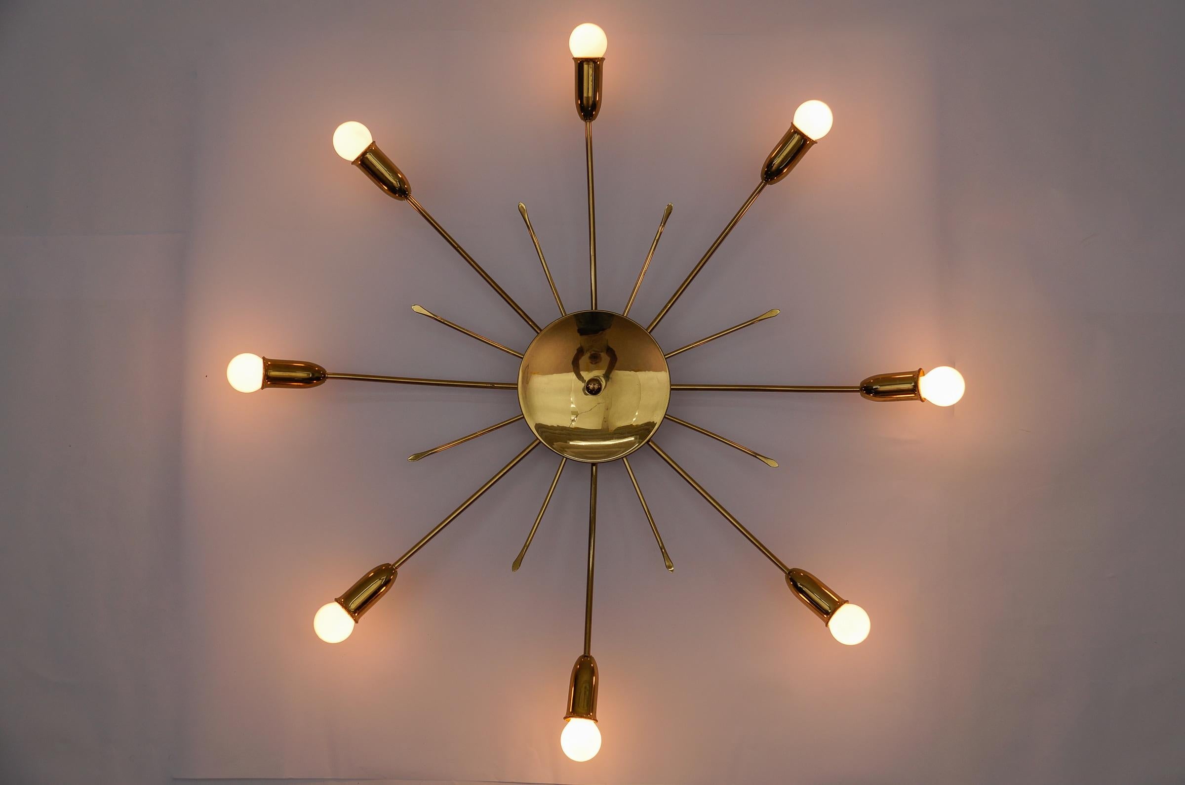 Gran lámpara Sputnik de latón de 8 brazos de la modernidad de mediados de siglo, Alemania, años 50 Alemán en venta