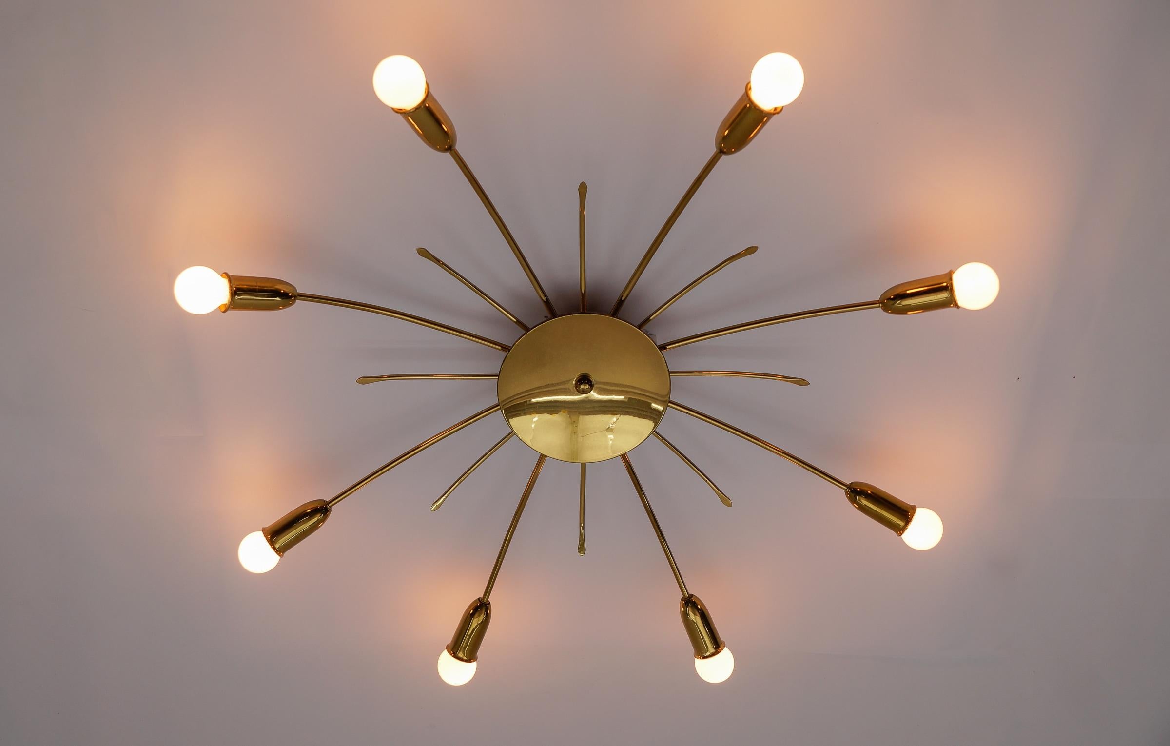 Gran lámpara Sputnik de latón de 8 brazos de la modernidad de mediados de siglo, Alemania, años 50 mediados del siglo XX en venta
