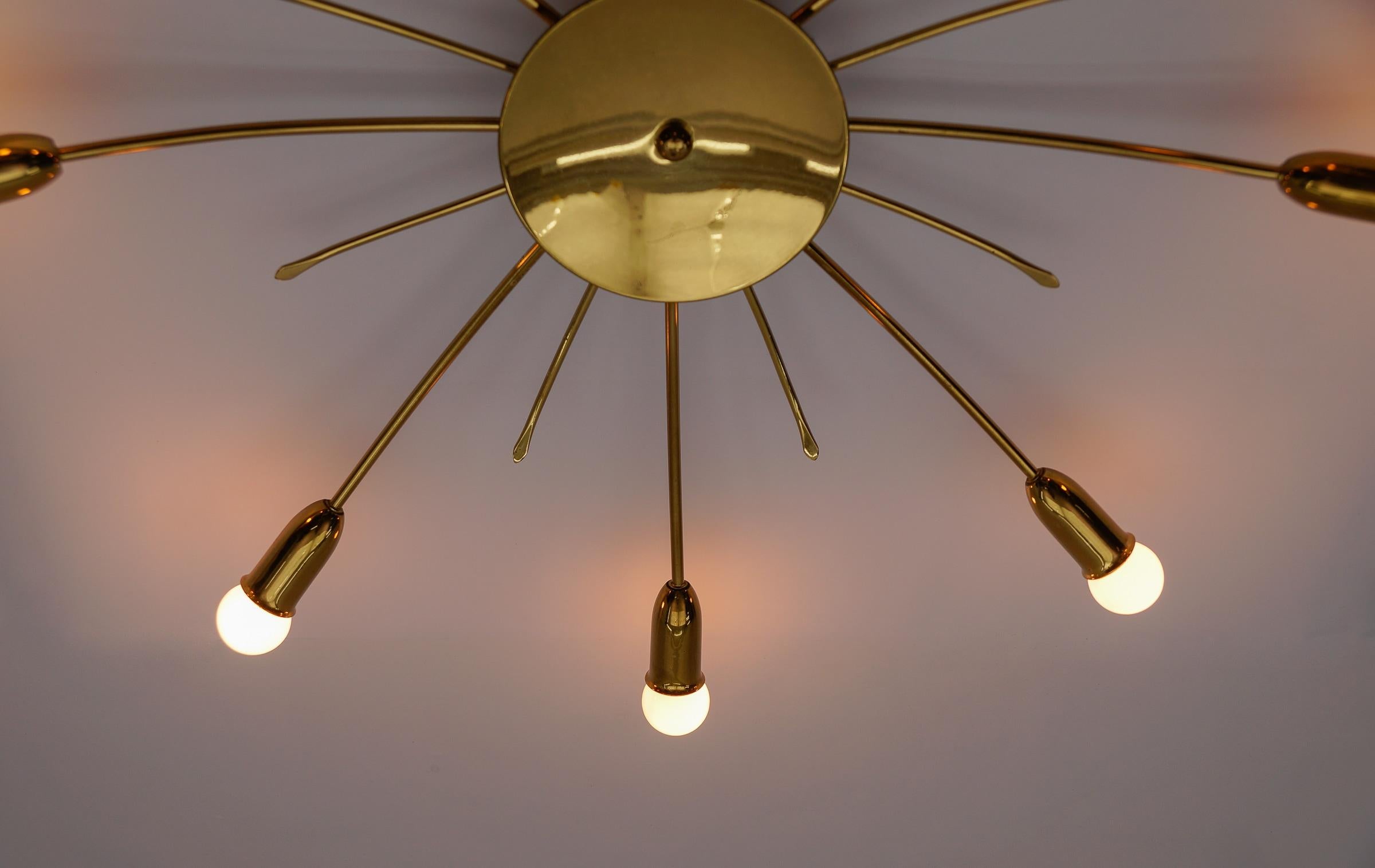 Gran lámpara Sputnik de latón de 8 brazos de la modernidad de mediados de siglo, Alemania, años 50 en venta 2