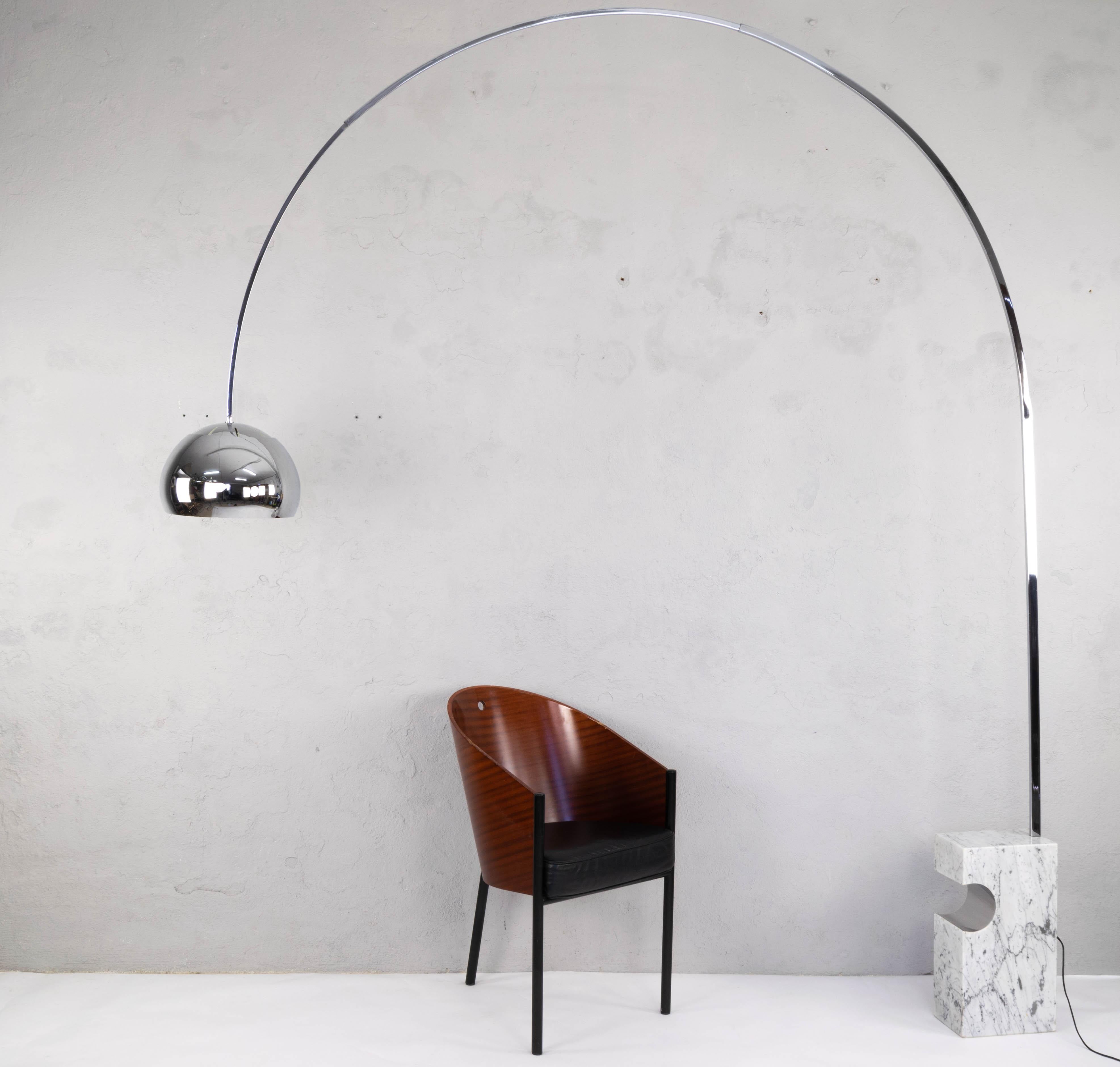 Large arc floor lamp model Sauce Salon, manufactured by the prestigious Spanish firm Fase in the 1970s.
Its sturdy base is made of a Carrara marble block with chrome details that provides great stability and elegance. Arc and focus in chromed