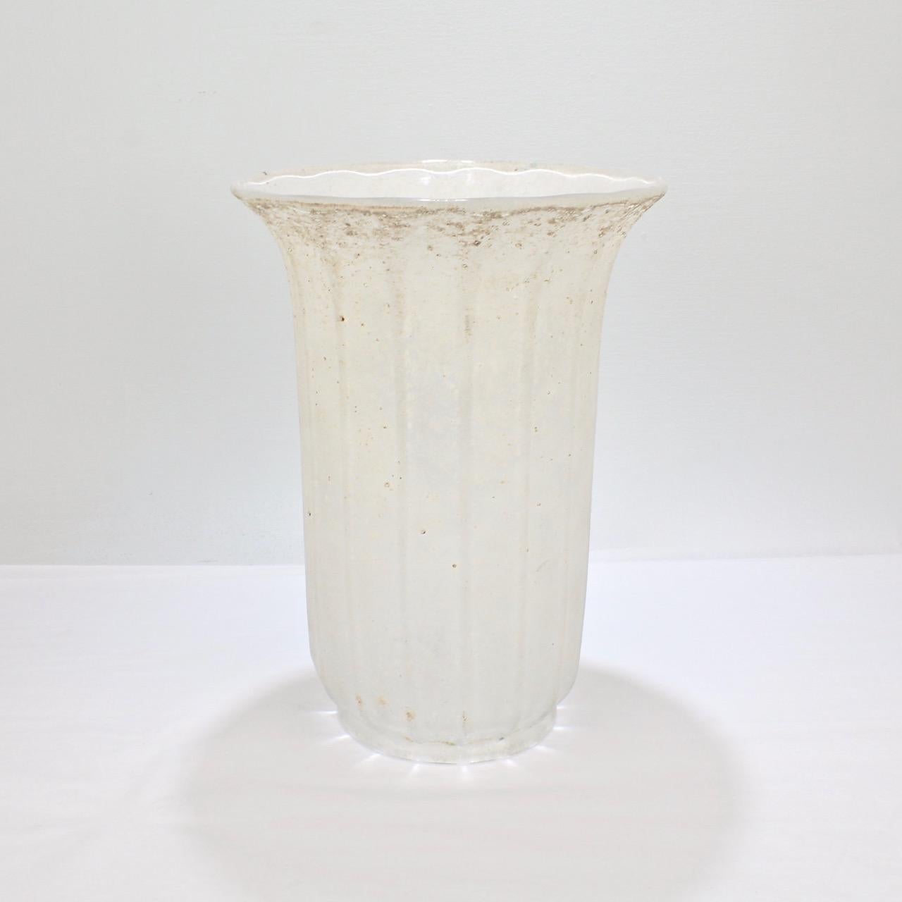 Eine große, weiße italienische Kunstglasvase in Scavo-Technik. 

Wird Archimede Seguso und Seguso Vetri d'Arte zugeschrieben.

Die weiße, strukturierte Oberfläche der Vase passt perfekt zu warm getönten Hölzern und mit satten Farben bemalten