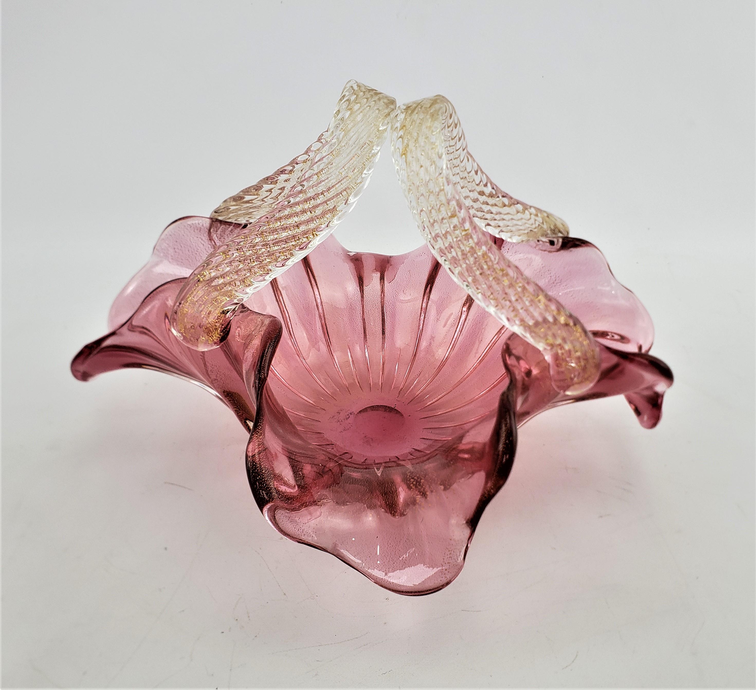 Großer Mid-Century Modern Barovier Stil Murano Preiselbeer-Kunstglas-Korb (Handgefertigt) im Angebot