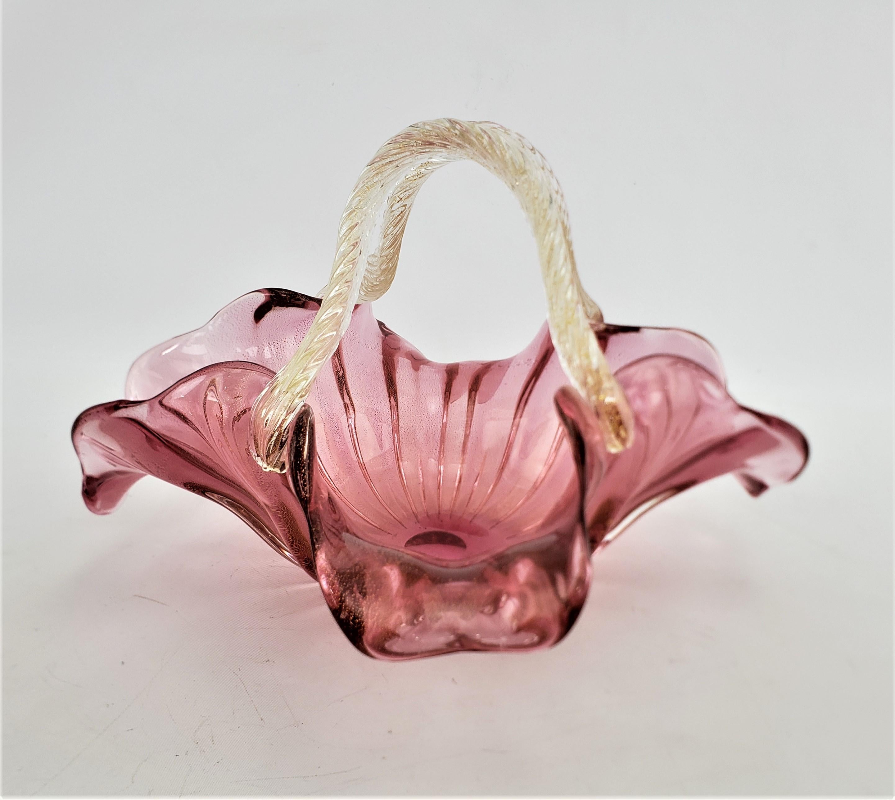 Großer Mid-Century Modern Barovier Stil Murano Preiselbeer-Kunstglas-Korb im Angebot 1
