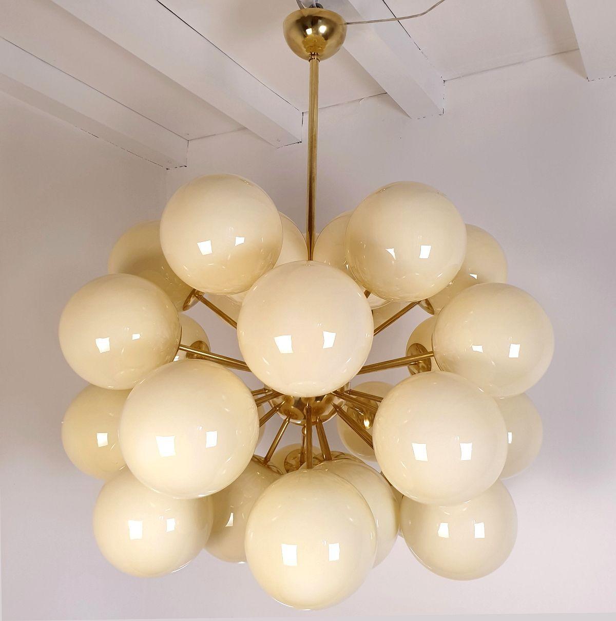 Large Mid Century Modern beige glass Sputnik chandelier In Excellent Condition For Sale In Dallas, TX