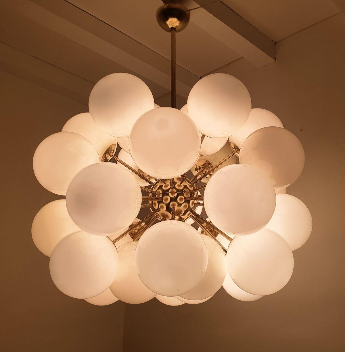 Late 20th Century Large Mid Century Modern beige glass Sputnik chandelier For Sale