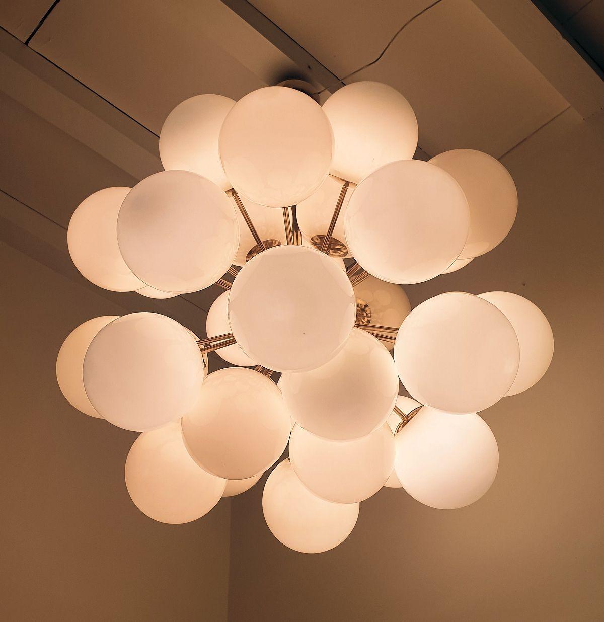 Brass Large Mid Century Modern beige glass Sputnik chandelier For Sale