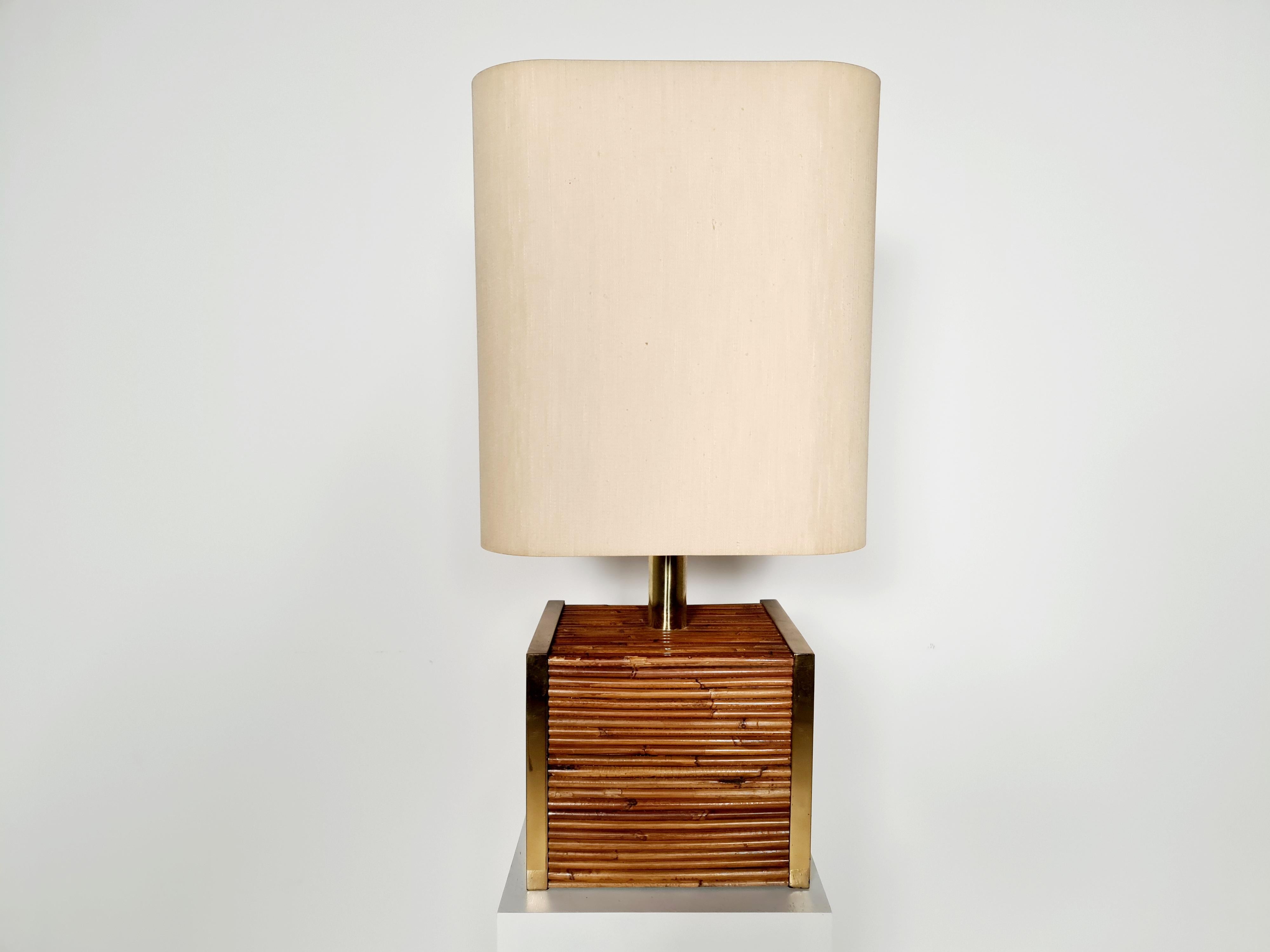 Beautiful table lamp with brass details in the style of Vivai del Sud. The lamp is designed and made by Traversi Milano in the 1970s.