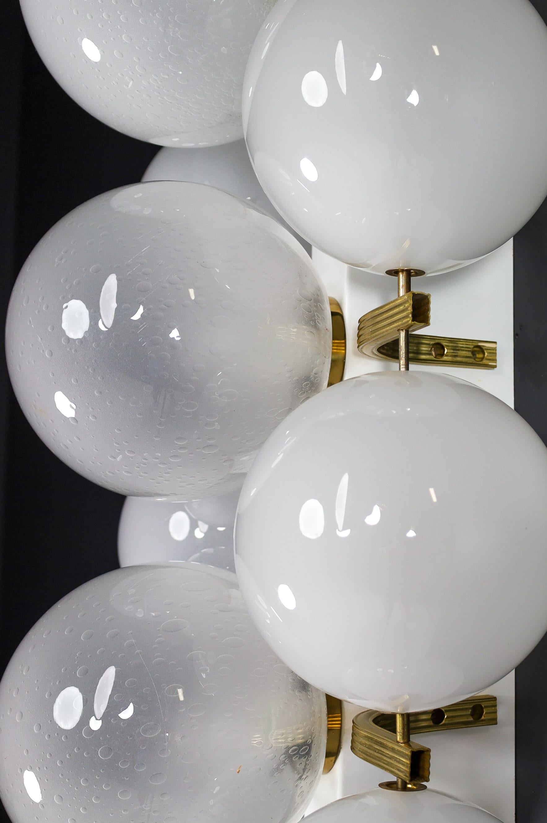 Grandi lampadari da parete in ottone e vetro smerigliato della modernità di metà secolo, Italia 1960 in vendita 3