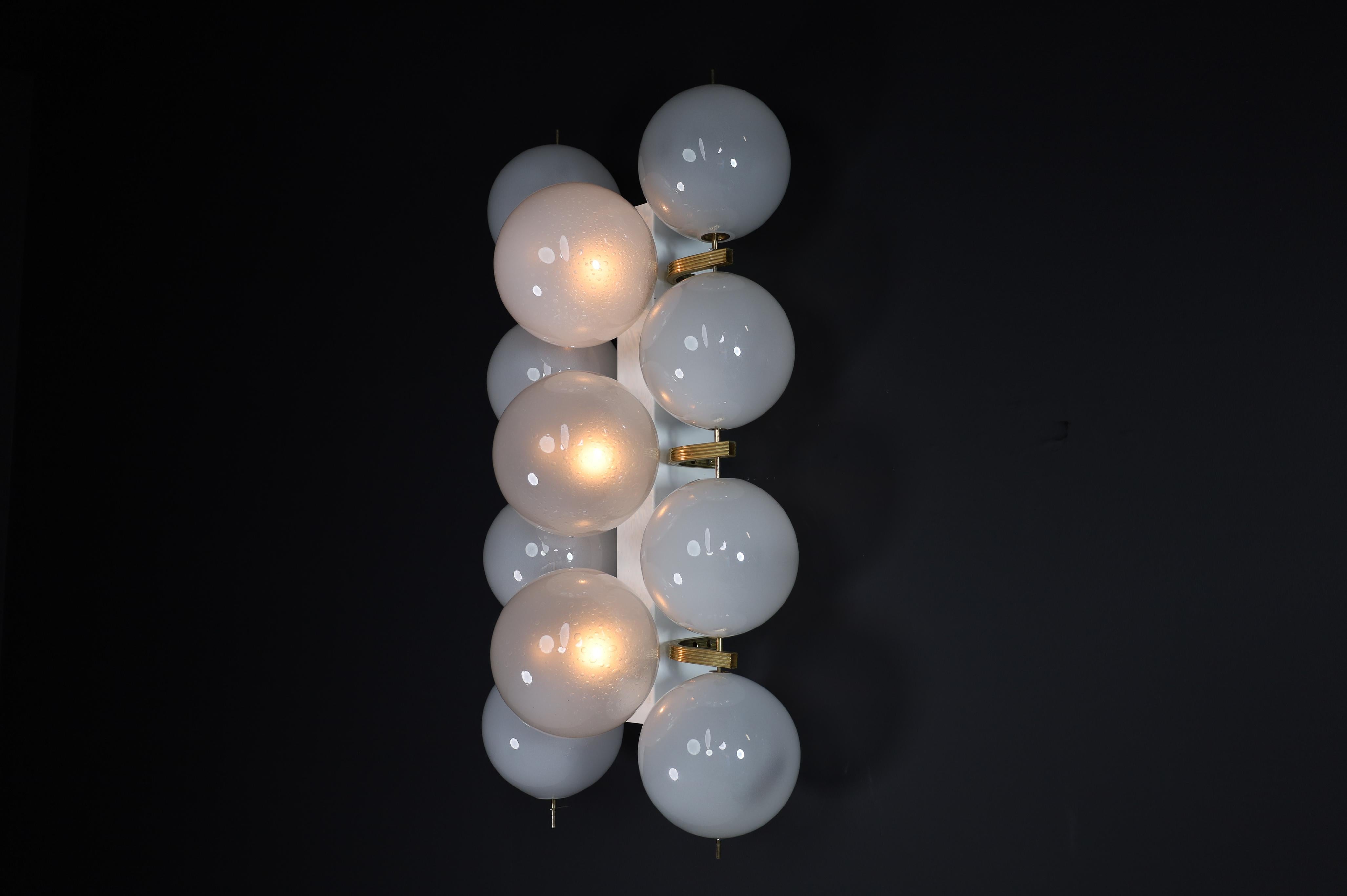 Metà XX secolo Grandi lampadari da parete in ottone e vetro smerigliato della modernità di metà secolo, Italia 1960 in vendita