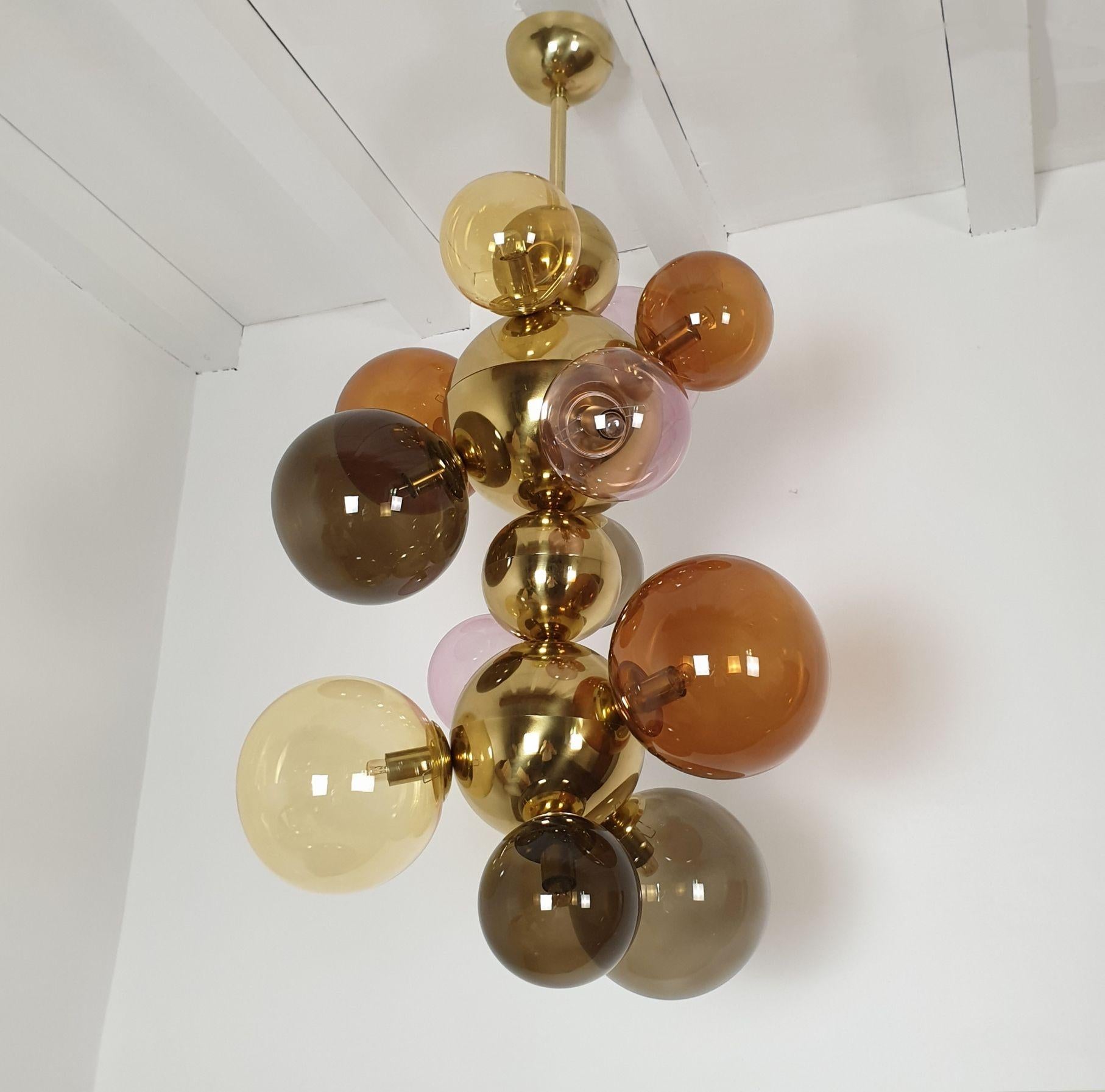 Mid-Century Modern Large brass and glass chandelier Italy For Sale