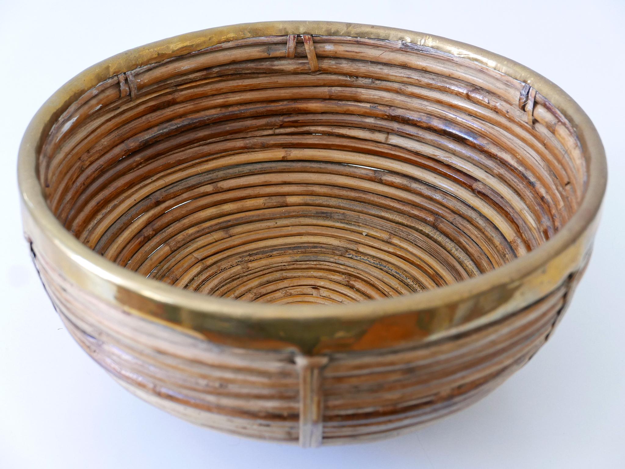 Large and highly decorative Mid-Century Modern fruit bowl or centerpiece. Handcrafted in Italy, 1960s.

Executed in rattan / bamboo and brass.

Dimensions: 
Dm 14.96 (38 cm)
H 7.48 (19 cm)

Good original overall condition. Min. wear consistent with