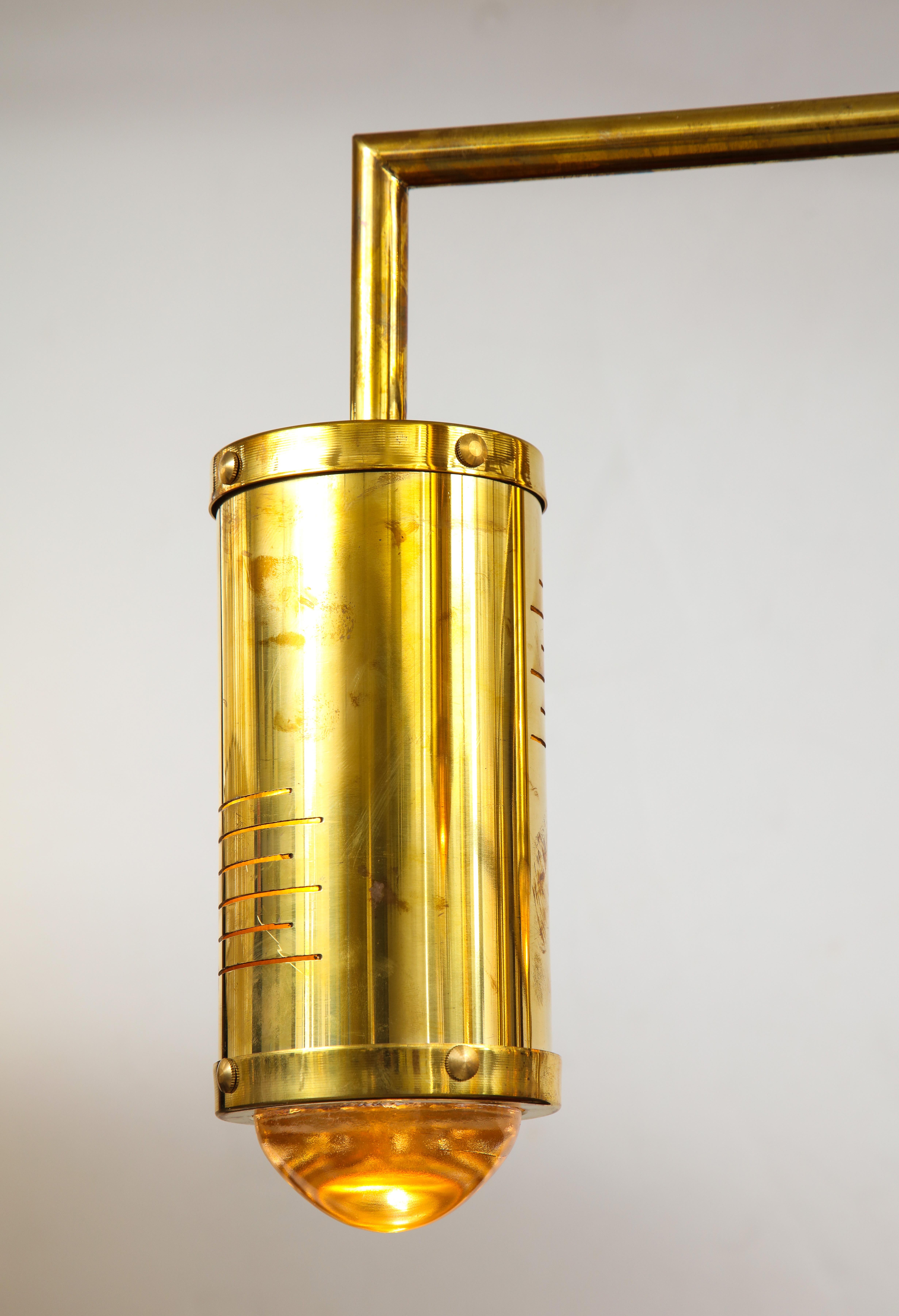 Mid-Century Modern Linear All Brass Chandelier, circa 1970, Italy im Zustand „Gut“ in New York, NY