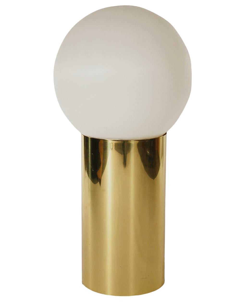 Américain Grande lampe de table ou de sol moderne en laiton, cylindre avec sphère, milieu du siècle dernier en vente
