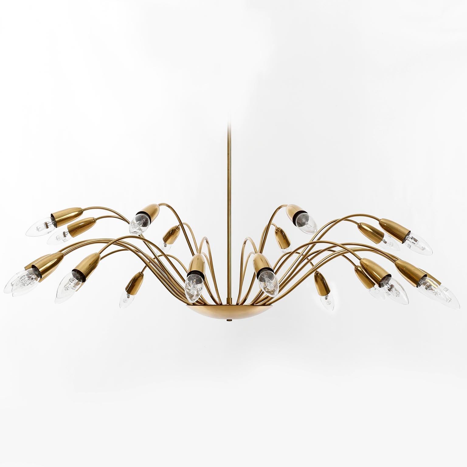 An impressive and extra large Mid-Century Modern brass spider light fixture or chandelier with 24 curved arms attributed to Stilnovo, Italy, manufactured circa 1960 (late 1950s or early 1960s).
The lamp has 24 sockets for small Edison screw base