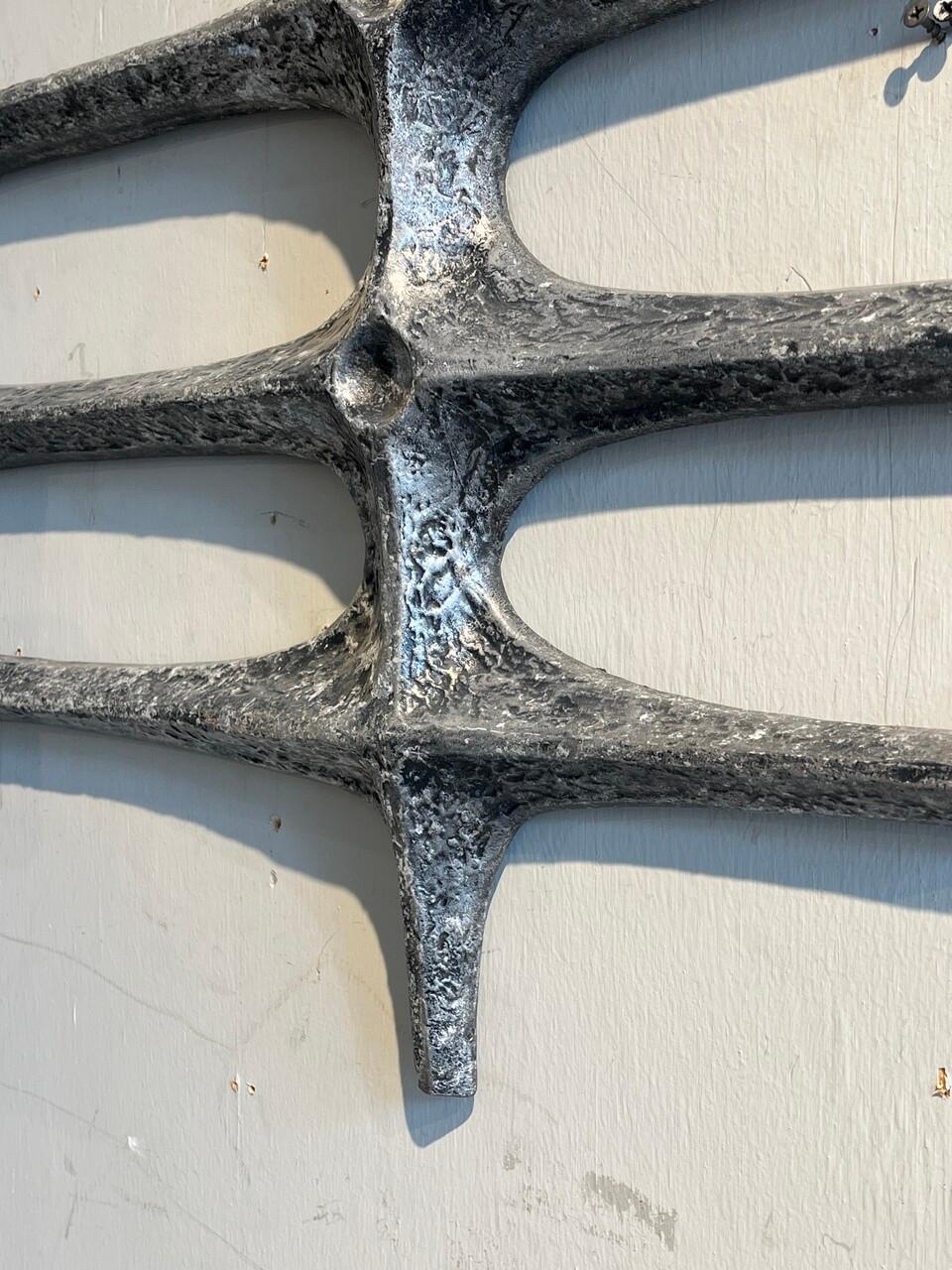 Große brutalistische Aluminiumskulptur aus der Mitte des Jahrhunderts (Gehämmert) im Angebot