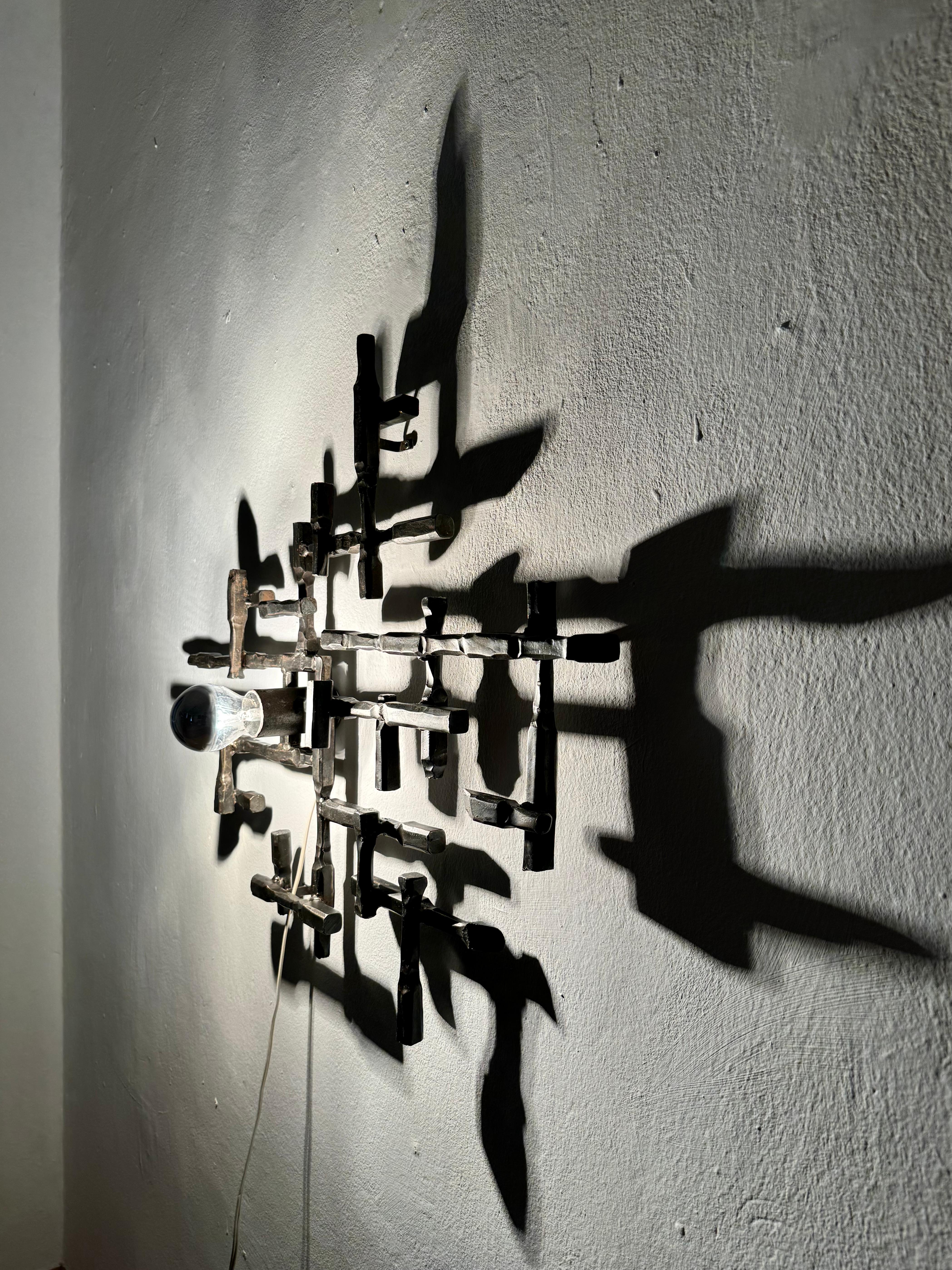 Große brutalistische Wandleuchte oder Eisenskulptur, Mid-Century Modern im Angebot 7