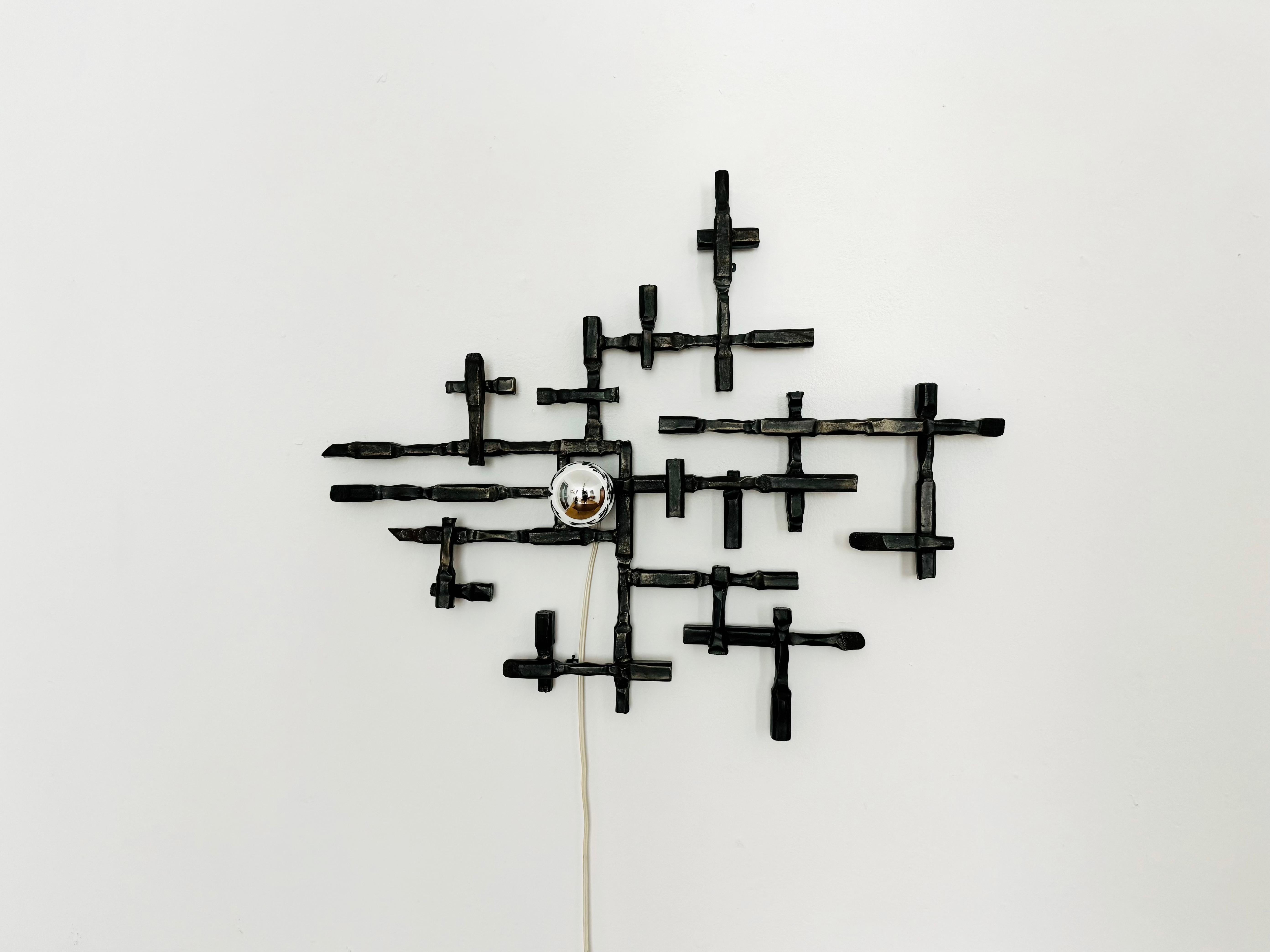 Beeindruckende Wandskulptur aus den 1970er Jahren. 
Einzigartiges Design, handgefertigt mit viel Liebe zum Detail.
Es entsteht ein spektakuläres Lichtspiel.

Bedingung: 

Sehr guter Vintage-Zustand mit leichten altersbedingten Gebrauchsspuren.

Die