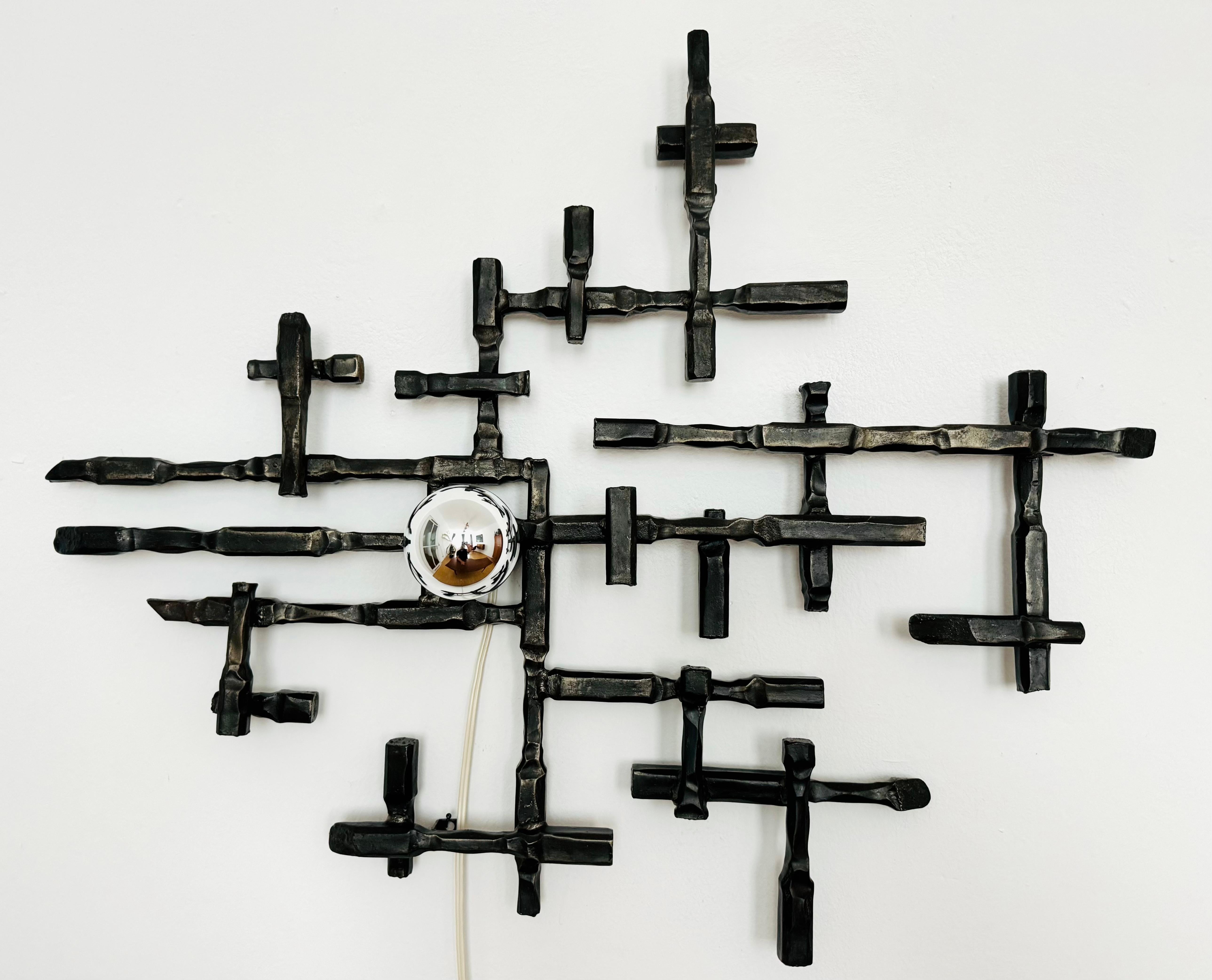 Große brutalistische Wandleuchte oder Eisenskulptur, Mid-Century Modern (Hollywood Regency) im Angebot