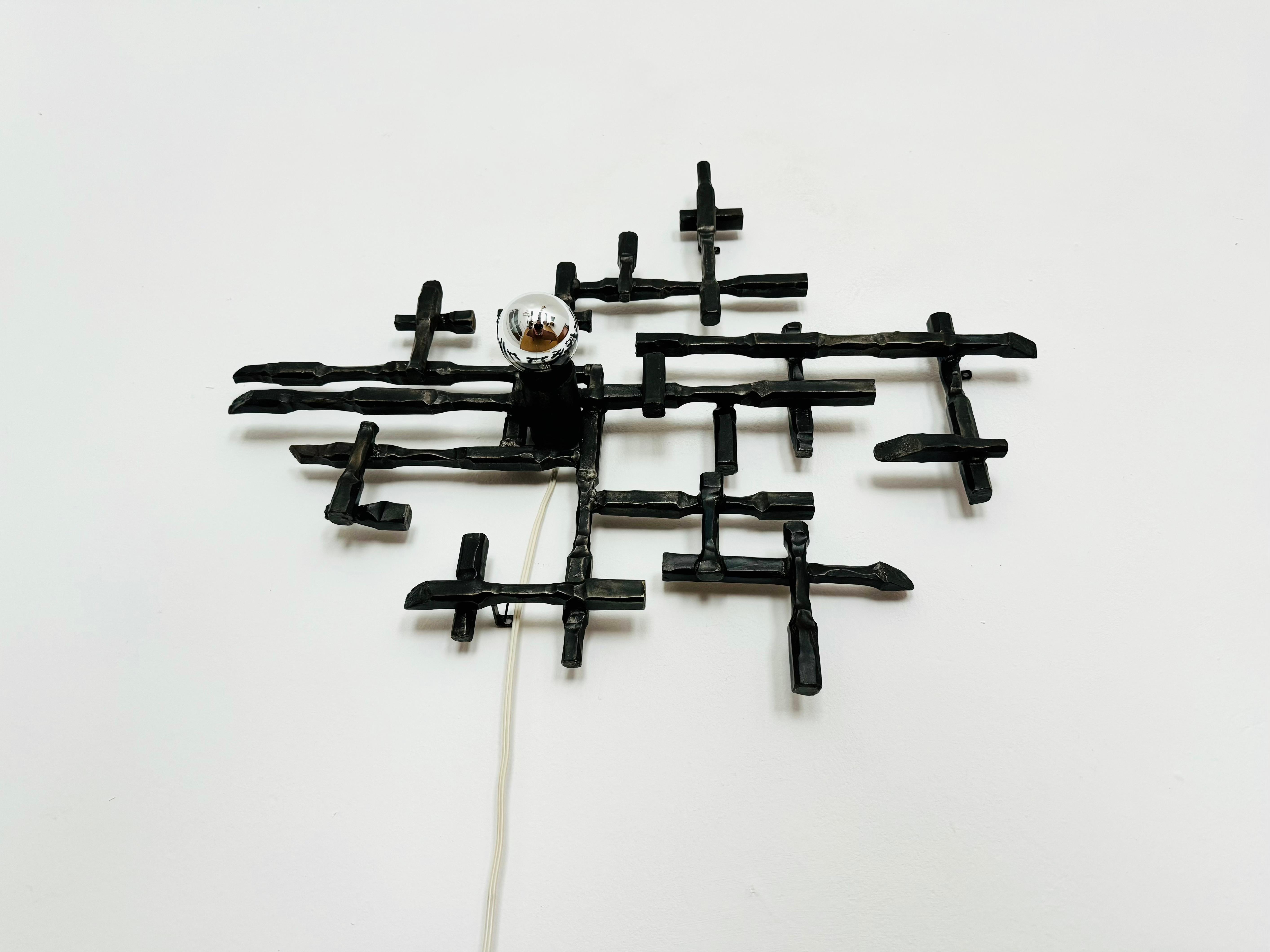 Große brutalistische Wandleuchte oder Eisenskulptur, Mid-Century Modern (Ende des 20. Jahrhunderts) im Angebot