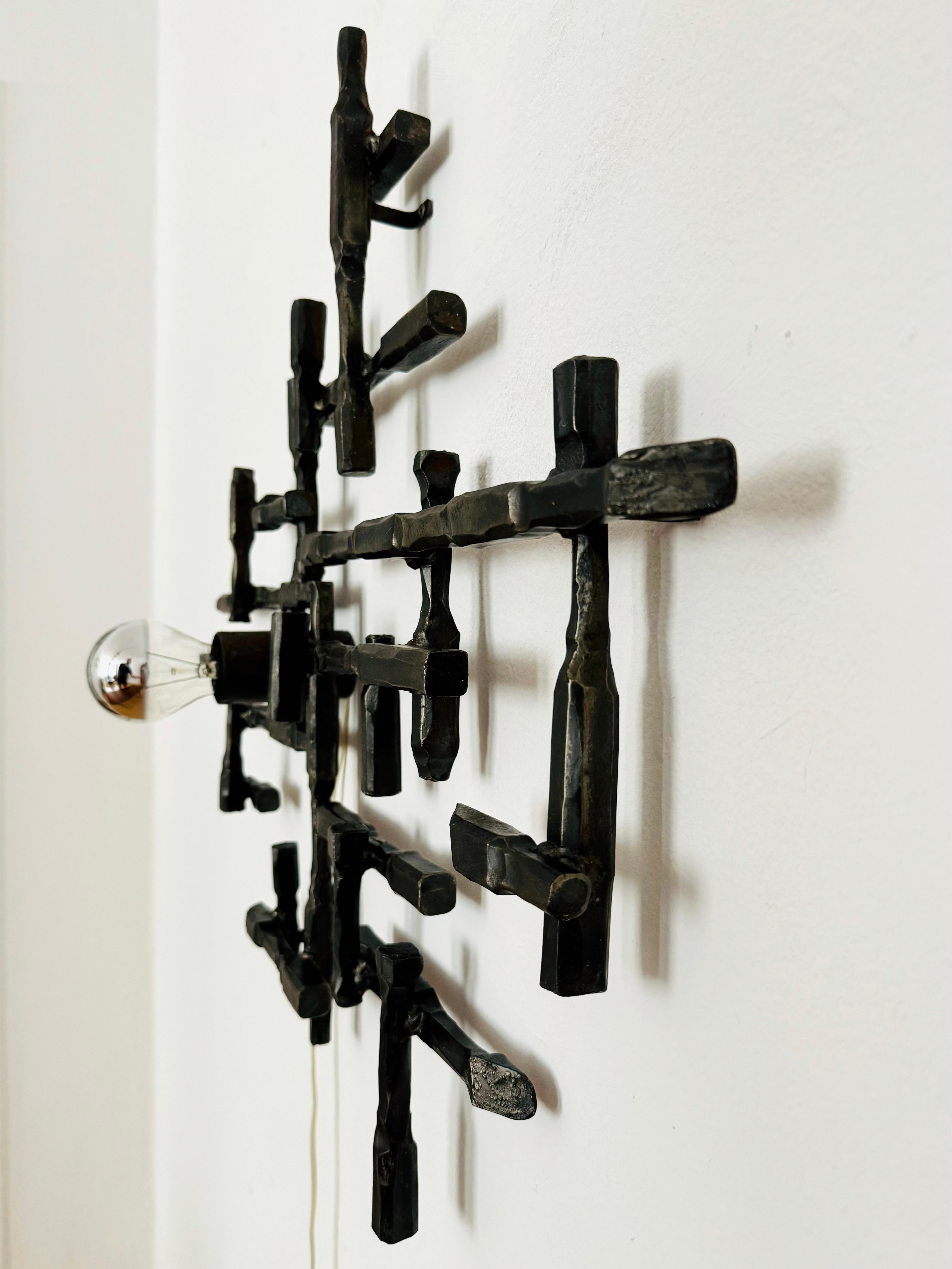 Große brutalistische Wandleuchte oder Eisenskulptur, Mid-Century Modern im Angebot 1