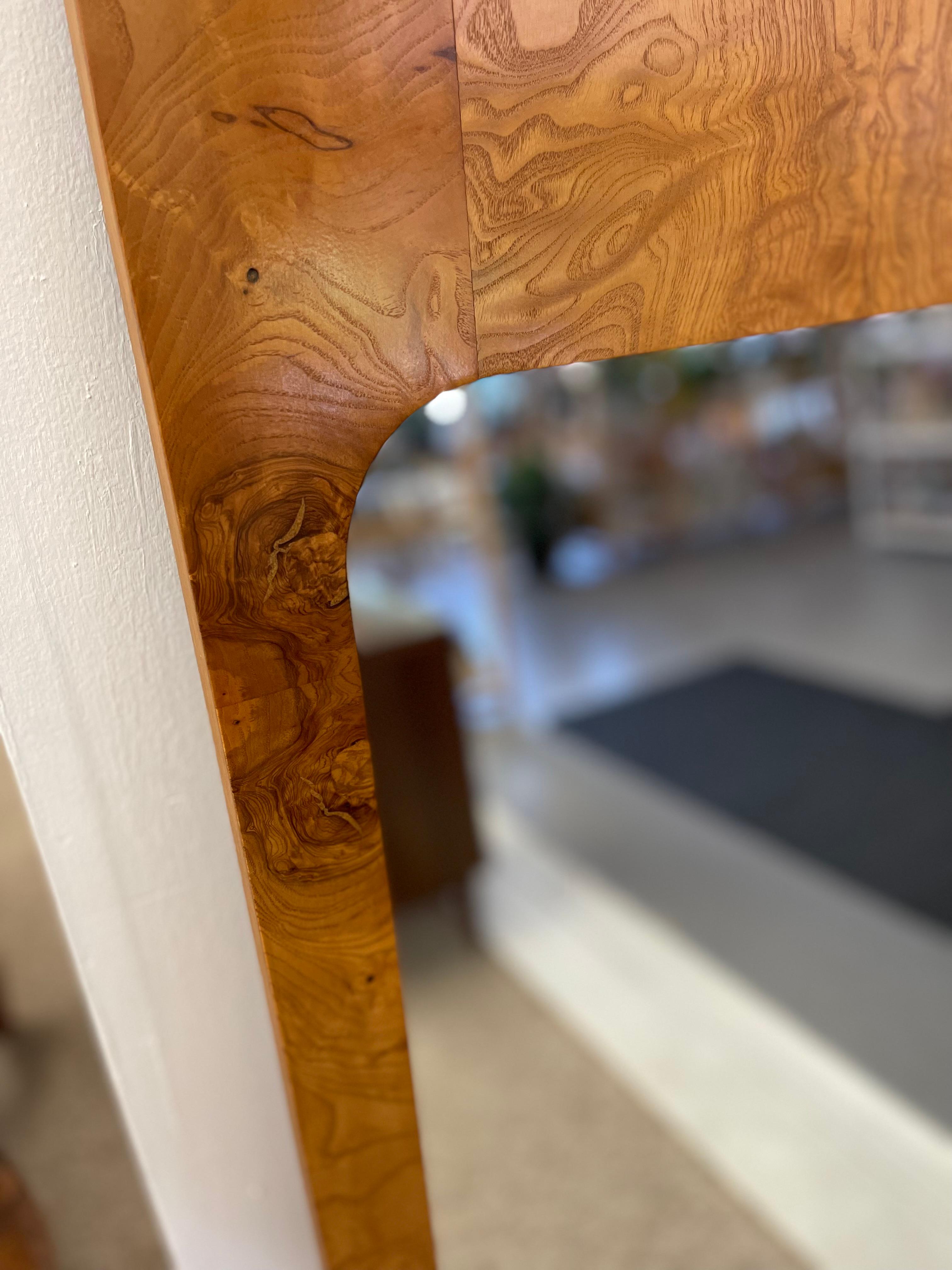Gran espejo de pared moderno de mediados de siglo en madera de burl, de Milo Baughman para Lane. en venta 1