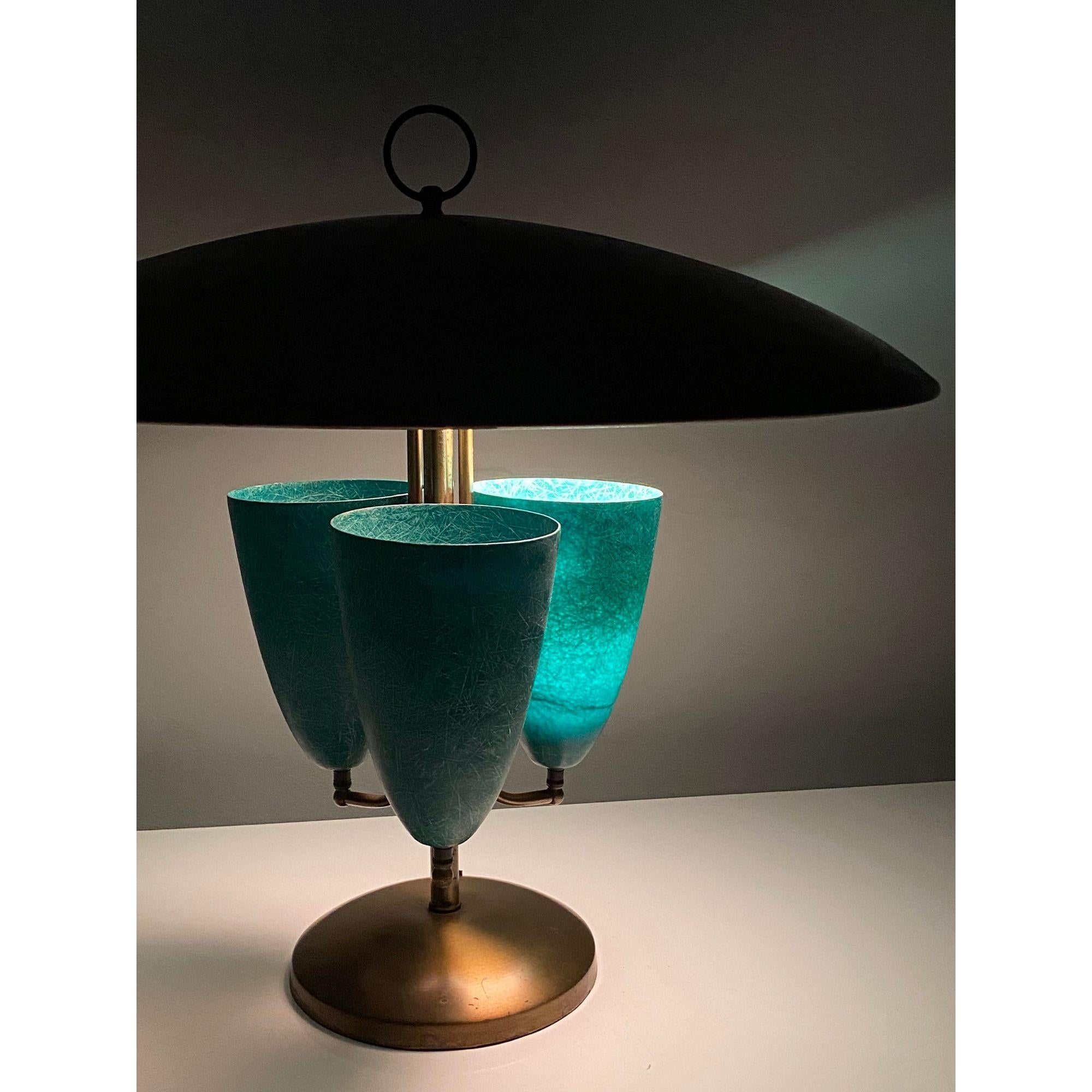 Grande lampe de table à baldaquin en fibre de verre et laiton, d'époque The Moderns, vers 1950 en vente 1