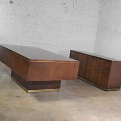 Grand bureau de direction cantilever moderne du milieu du siècle & Credenza de Myrtle Desk Co.