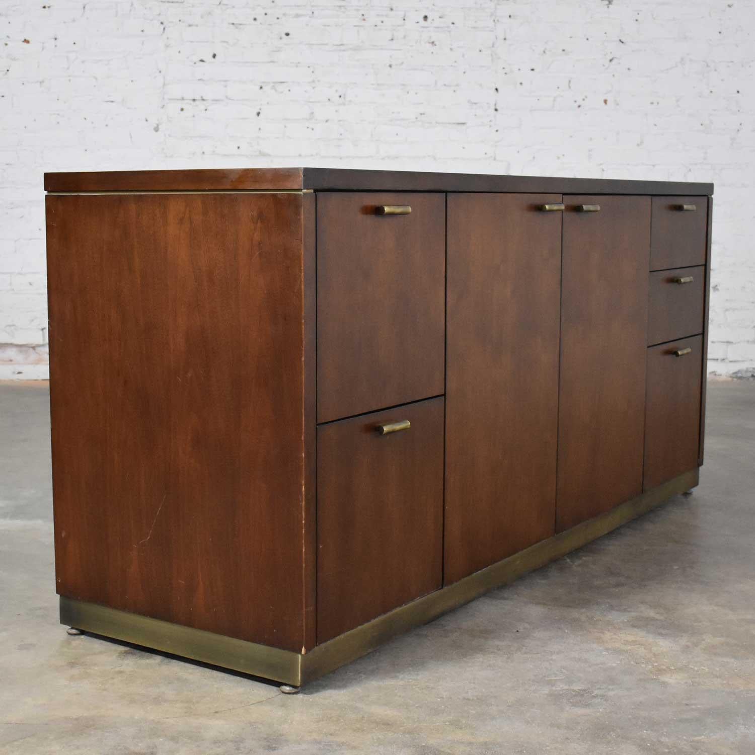 Large Mid-Century Modern Cantilever Executive Desk & Credenza by Myrtle Desk Co. In Good Condition In Topeka, KS
