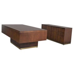 Grand bureau de direction cantilever moderne du milieu du siècle & Credenza de Myrtle Desk Co.