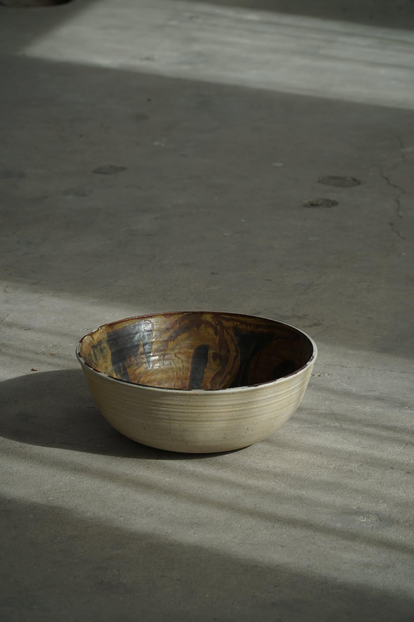 Un grand bol en céramique fabriqué à la main et conçu par Nils Kähler, qui fait partie du célèbre atelier Kähler Keramik au Danemark. Le dessous porte l'inscription 