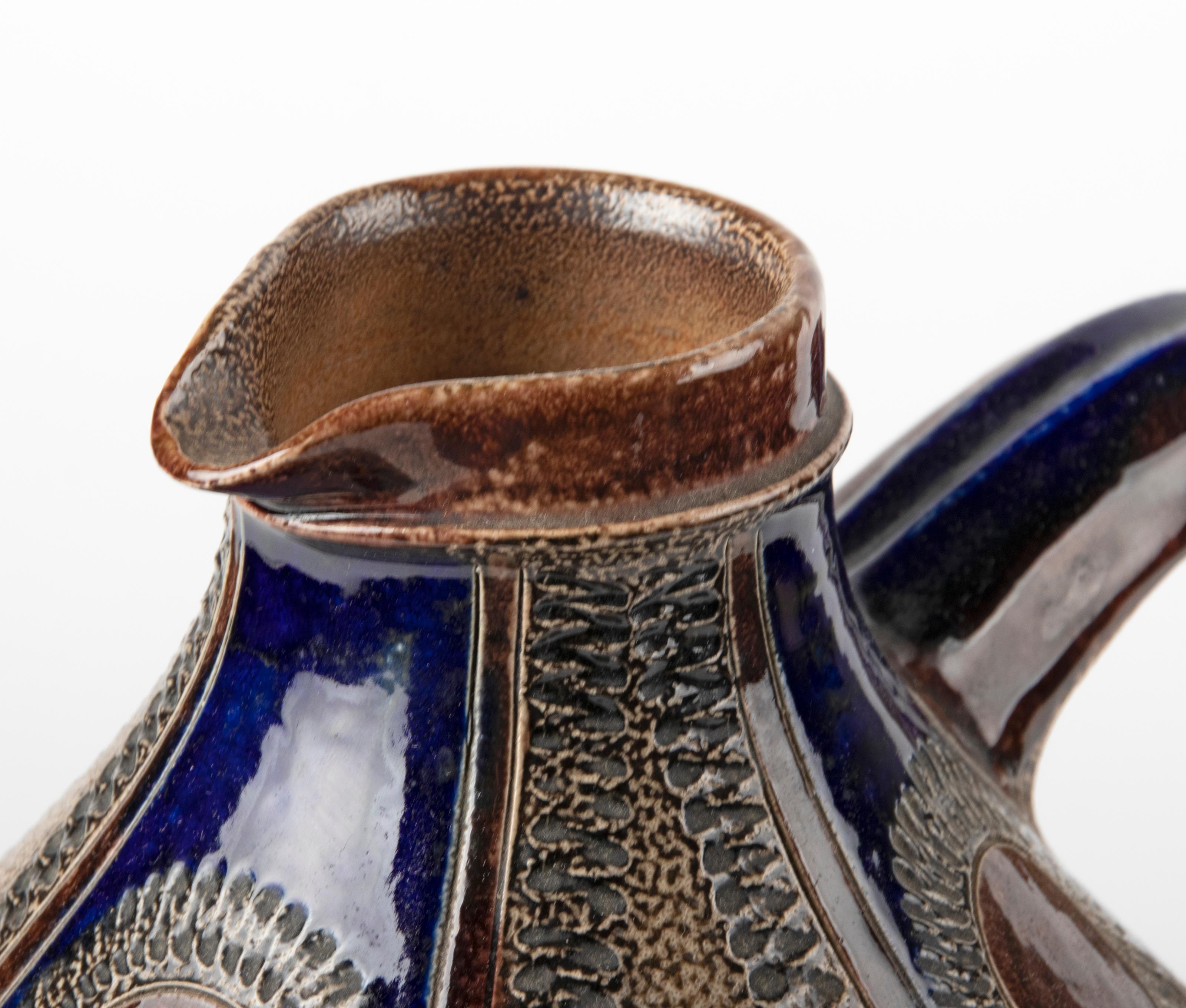Großer moderner Keramikkrug aus der Mitte des Jahrhunderts mit kobaltblauen Dekorationen im Zustand „Gut“ im Angebot in Casteren, Noord-Brabant
