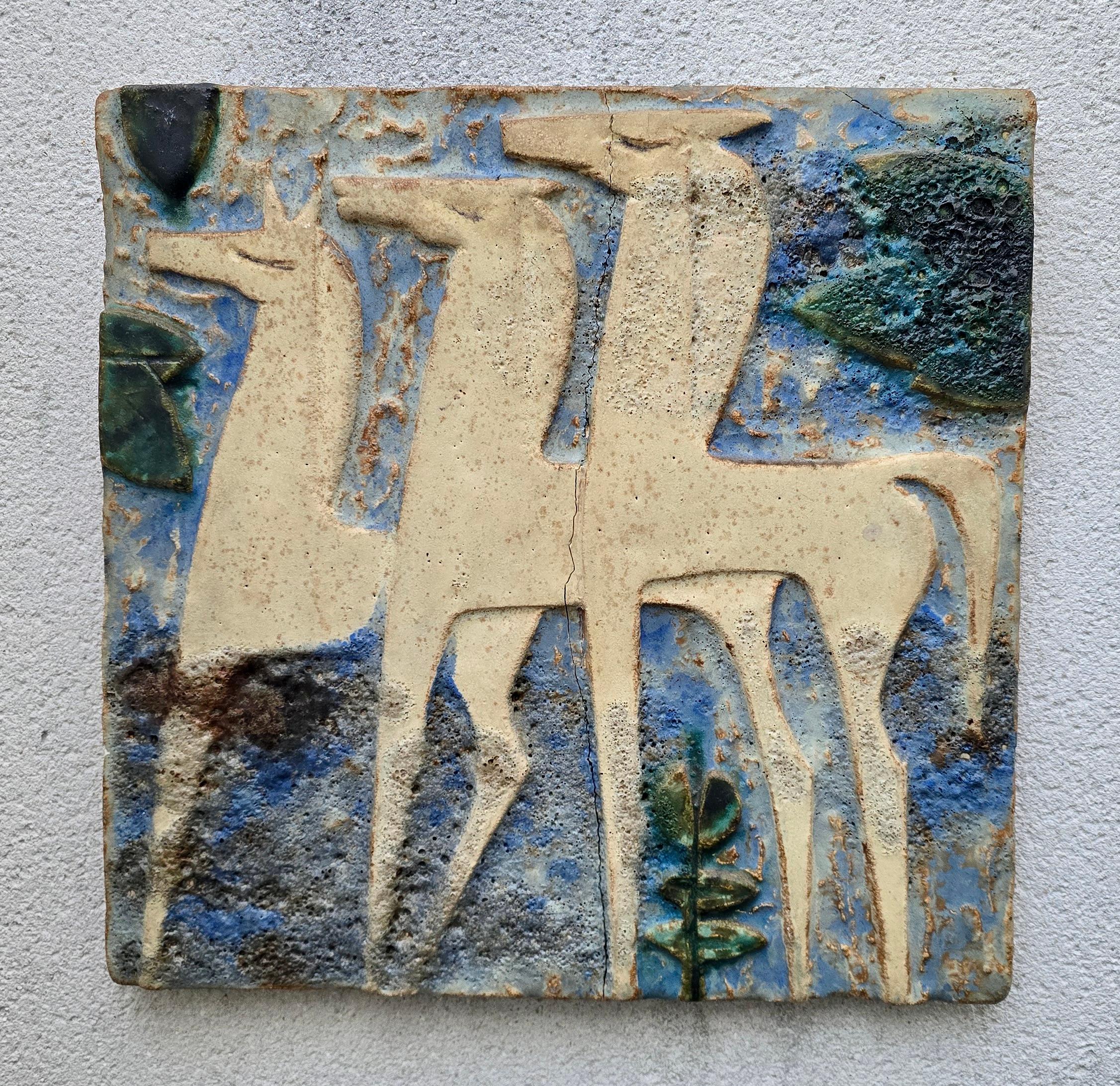 Grand panneau mural sculptural en céramique avec trois chevaux stylisés en fort relief sur un fond bleu profond émaillé de cratères. Une œuvre d'art rare et impressionnante du milieu du siècle avec une présence monumentale.

Un remarquable et rare