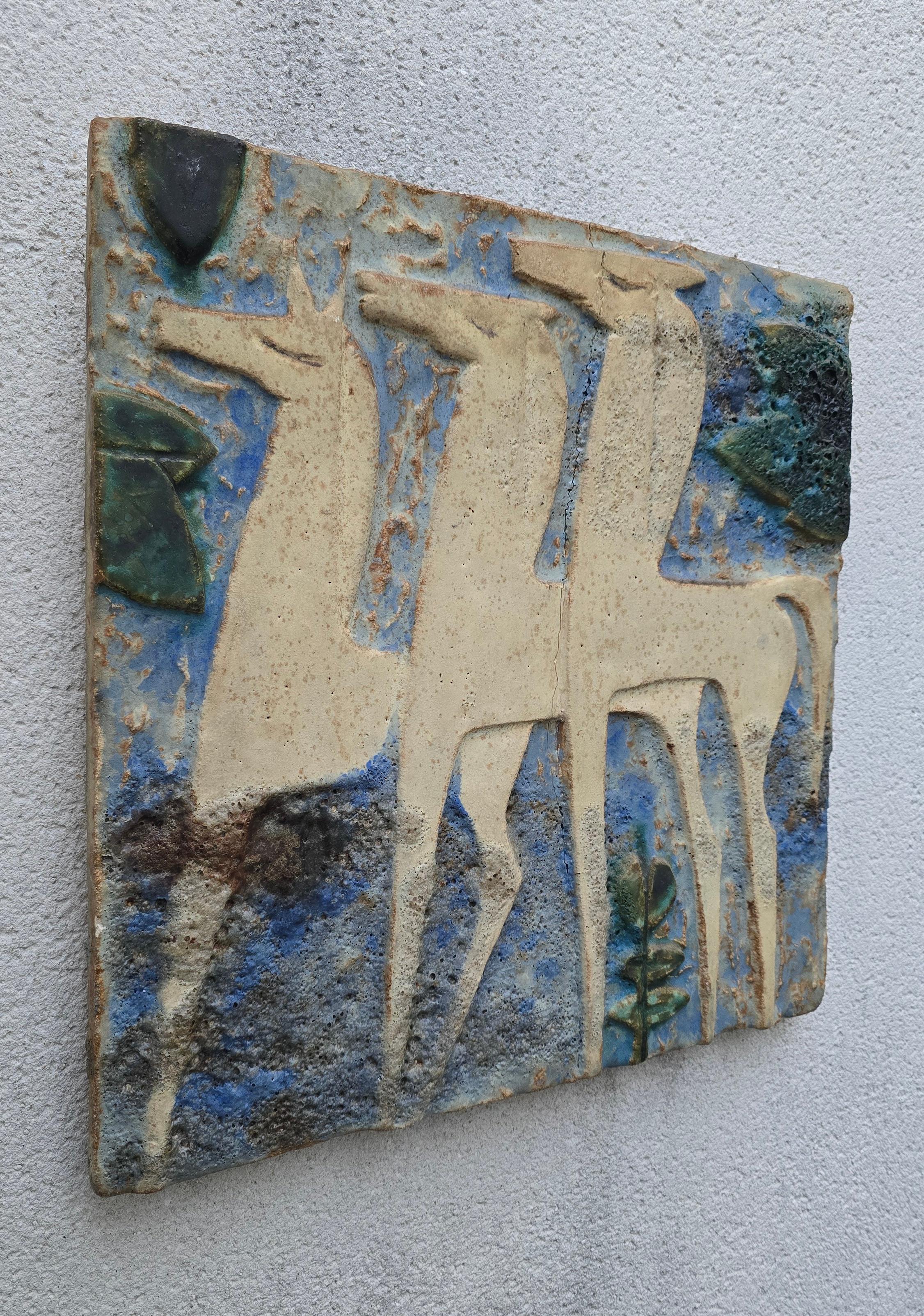 Mid-Century Modern Grand panneau en relief en céramique du milieu du siècle avec des chevaux stylisés, France en vente