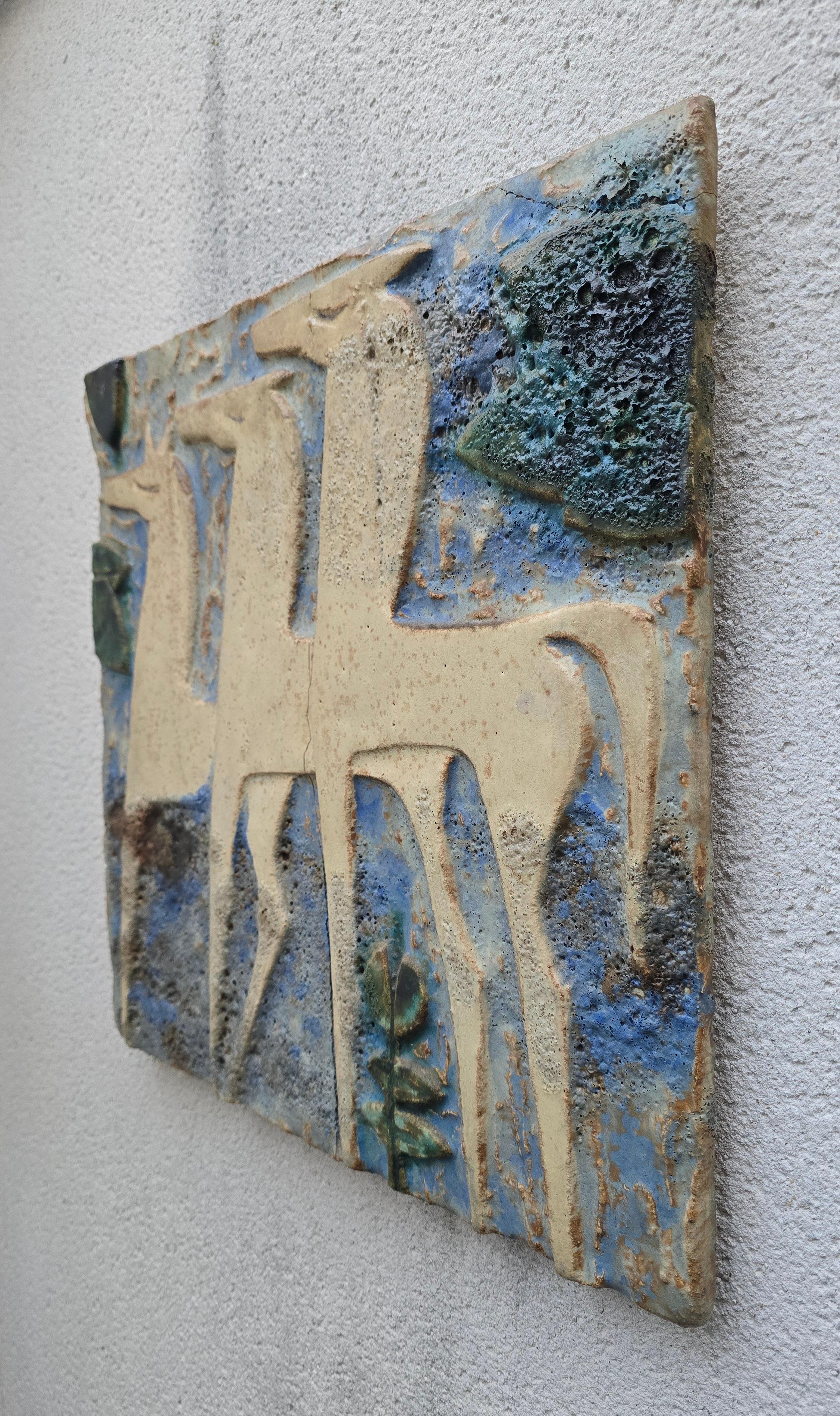 Belge Grand panneau en relief en céramique du milieu du siècle avec des chevaux stylisés, France en vente