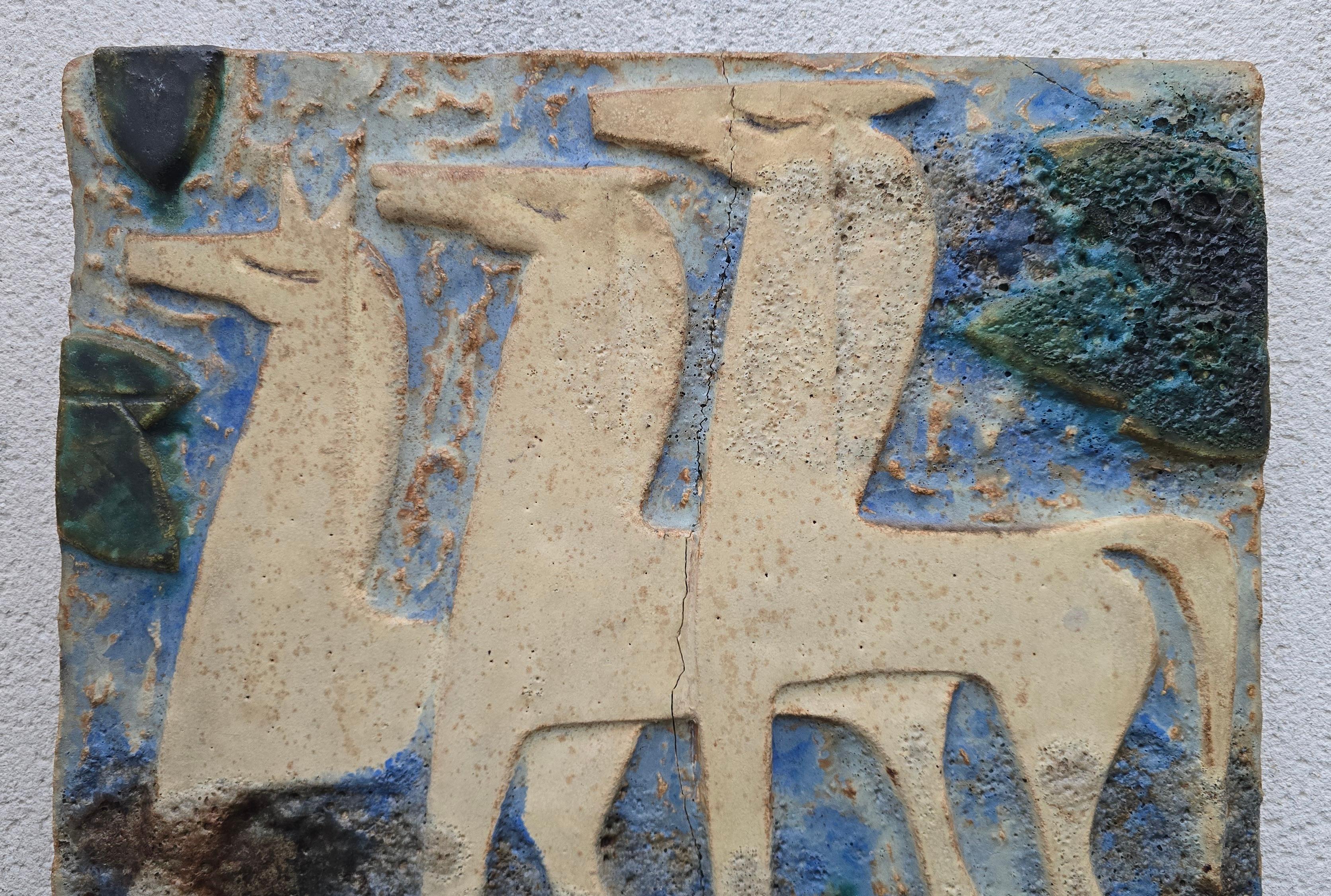 Grand panneau en relief en céramique du milieu du siècle avec des chevaux stylisés, France Bon état - En vente à Antwerp, BE