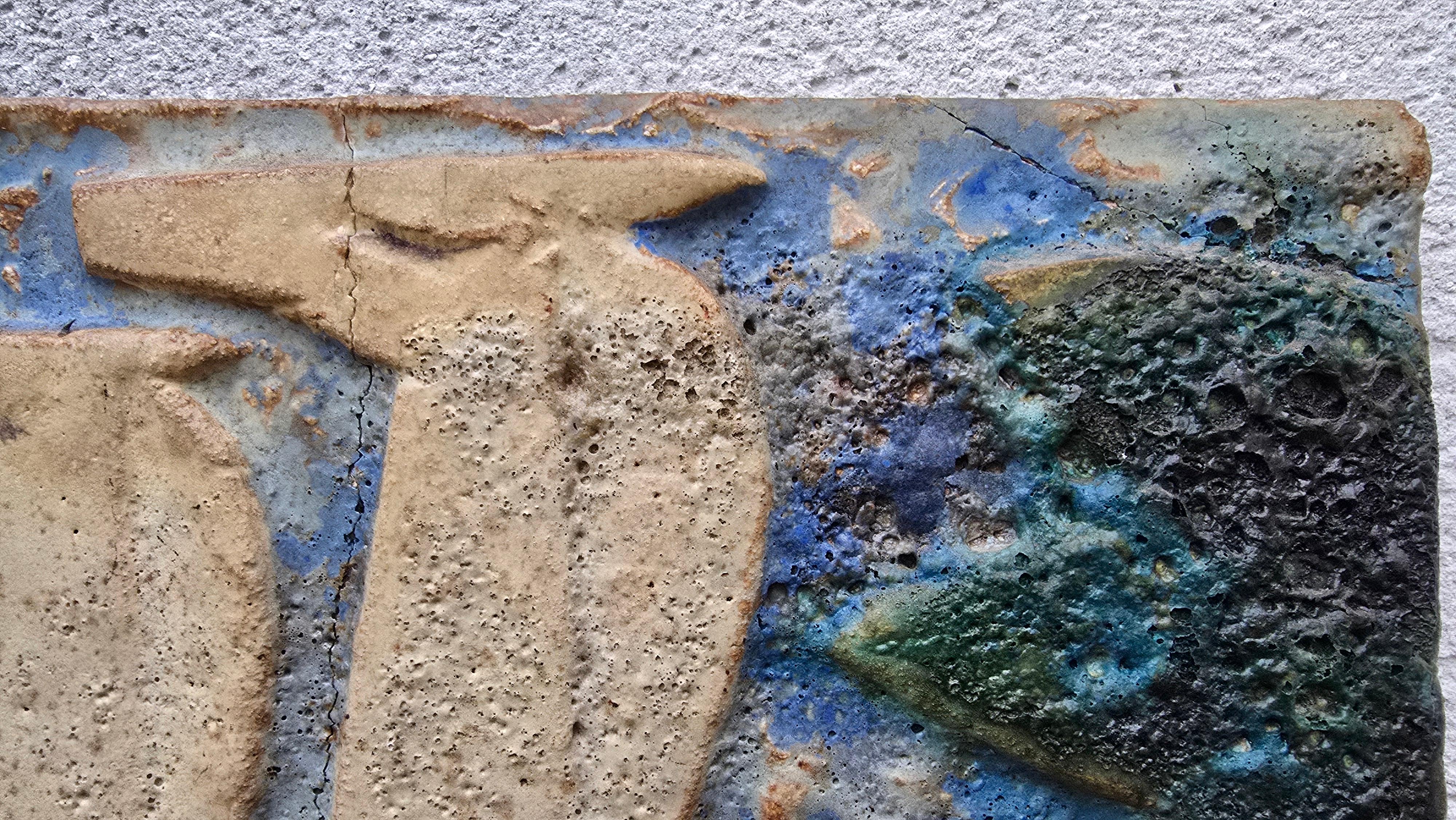 Grand panneau en relief en céramique du milieu du siècle avec des chevaux stylisés, France en vente 2