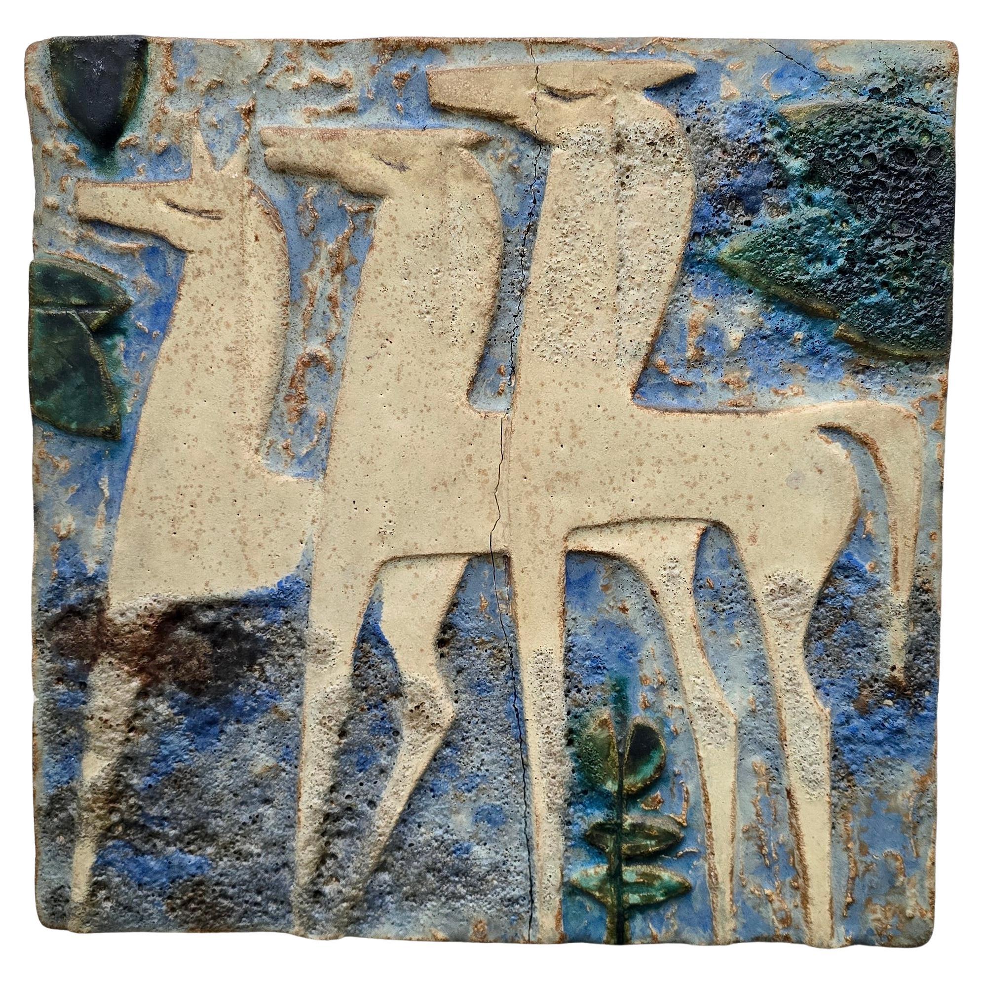 Große Reliefplatte aus Keramik mit stilisierten Pferden, Frankreich, Mitte des Jahrhunderts